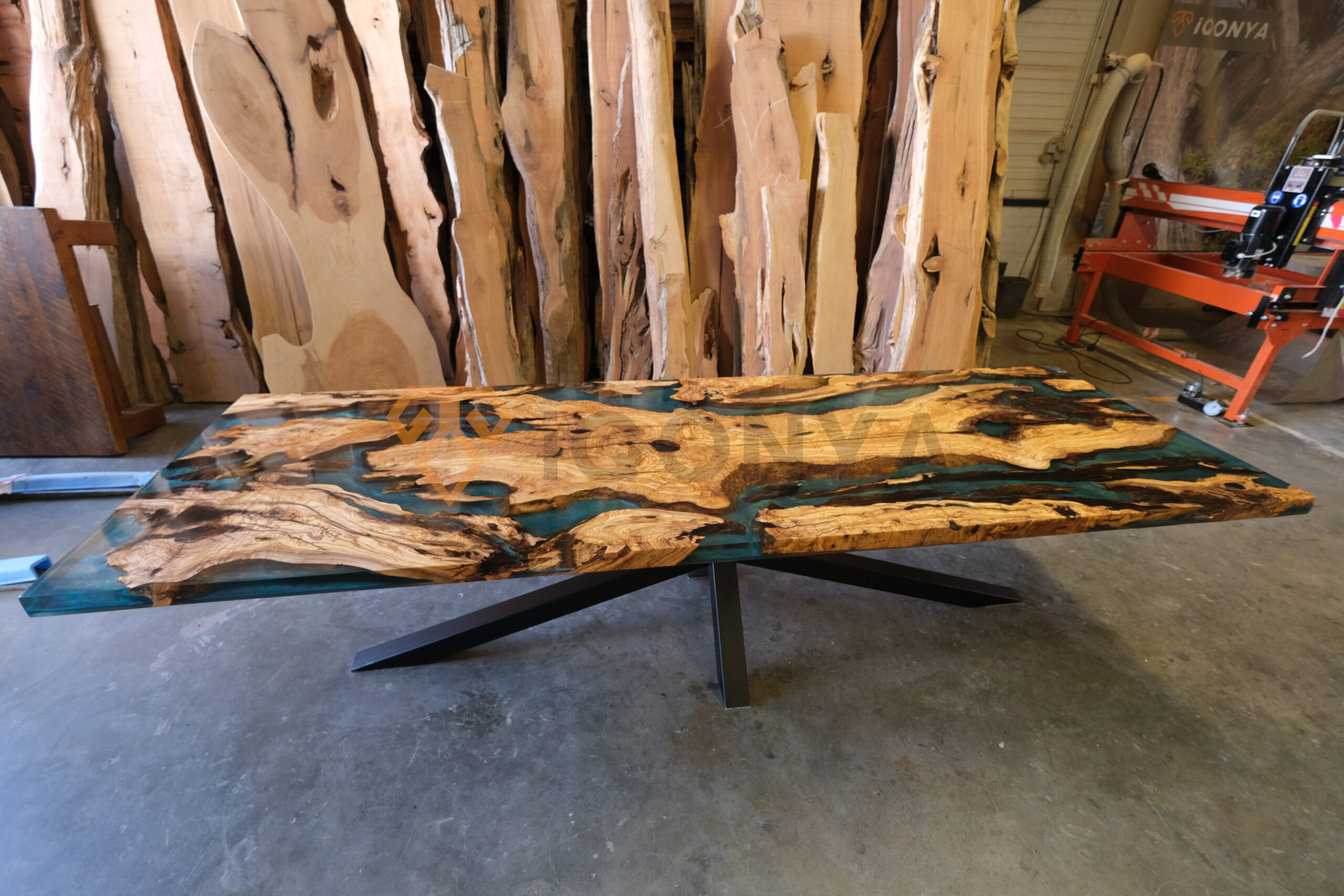 Table à manger sur mesure en bois d'olivier et résine époxy (table rivière)