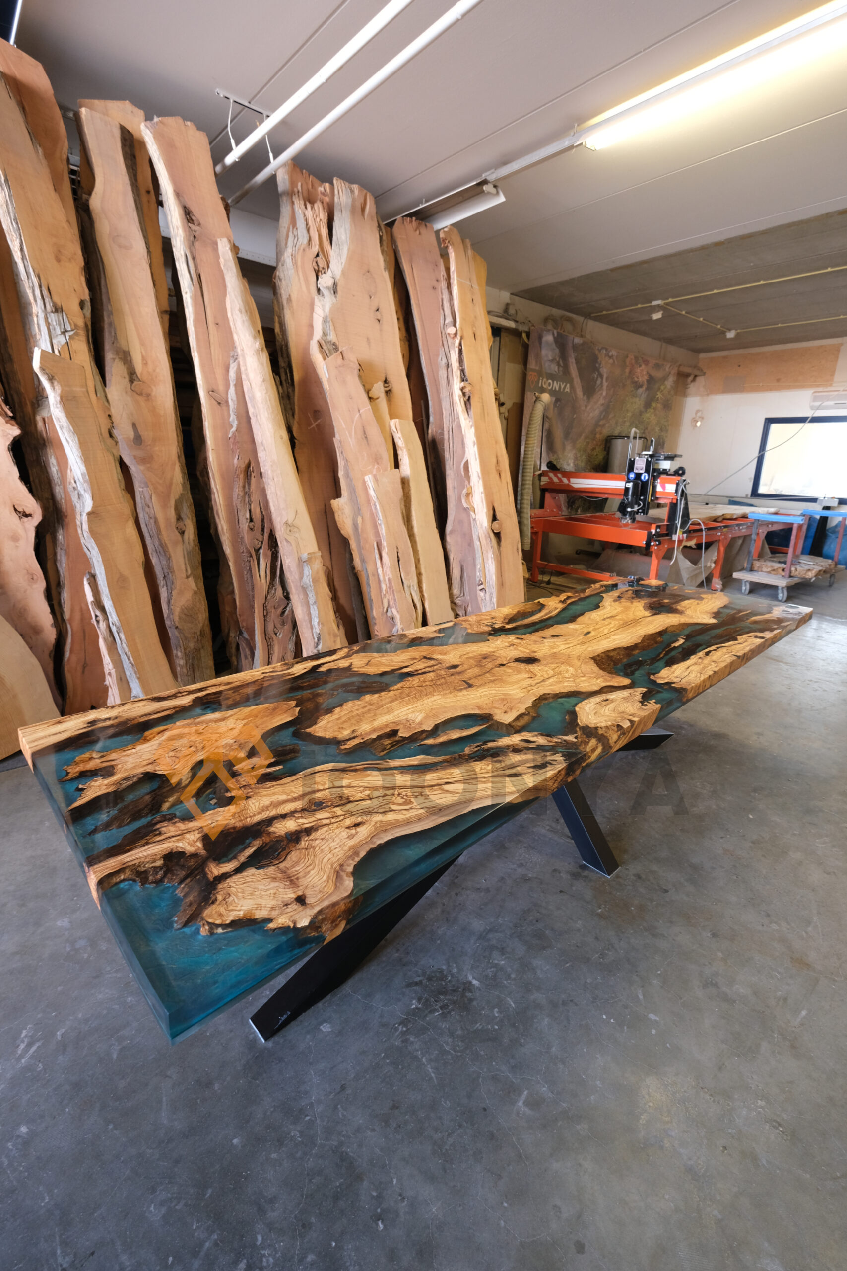 Table à manger sur mesure en bois d'olivier et résine époxy (table rivière)