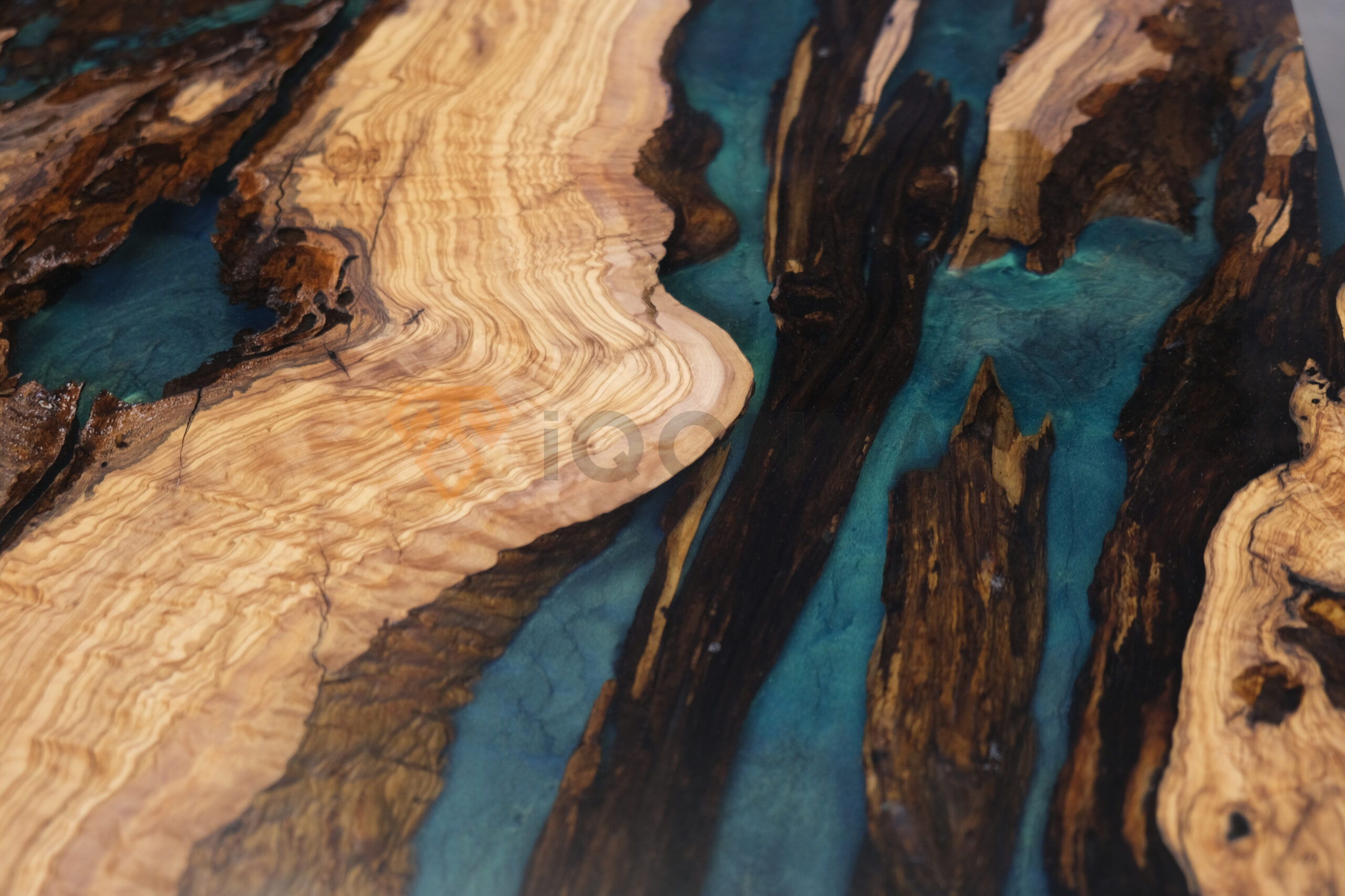 Table à manger sur mesure en bois d'olivier et résine époxy (table rivière)