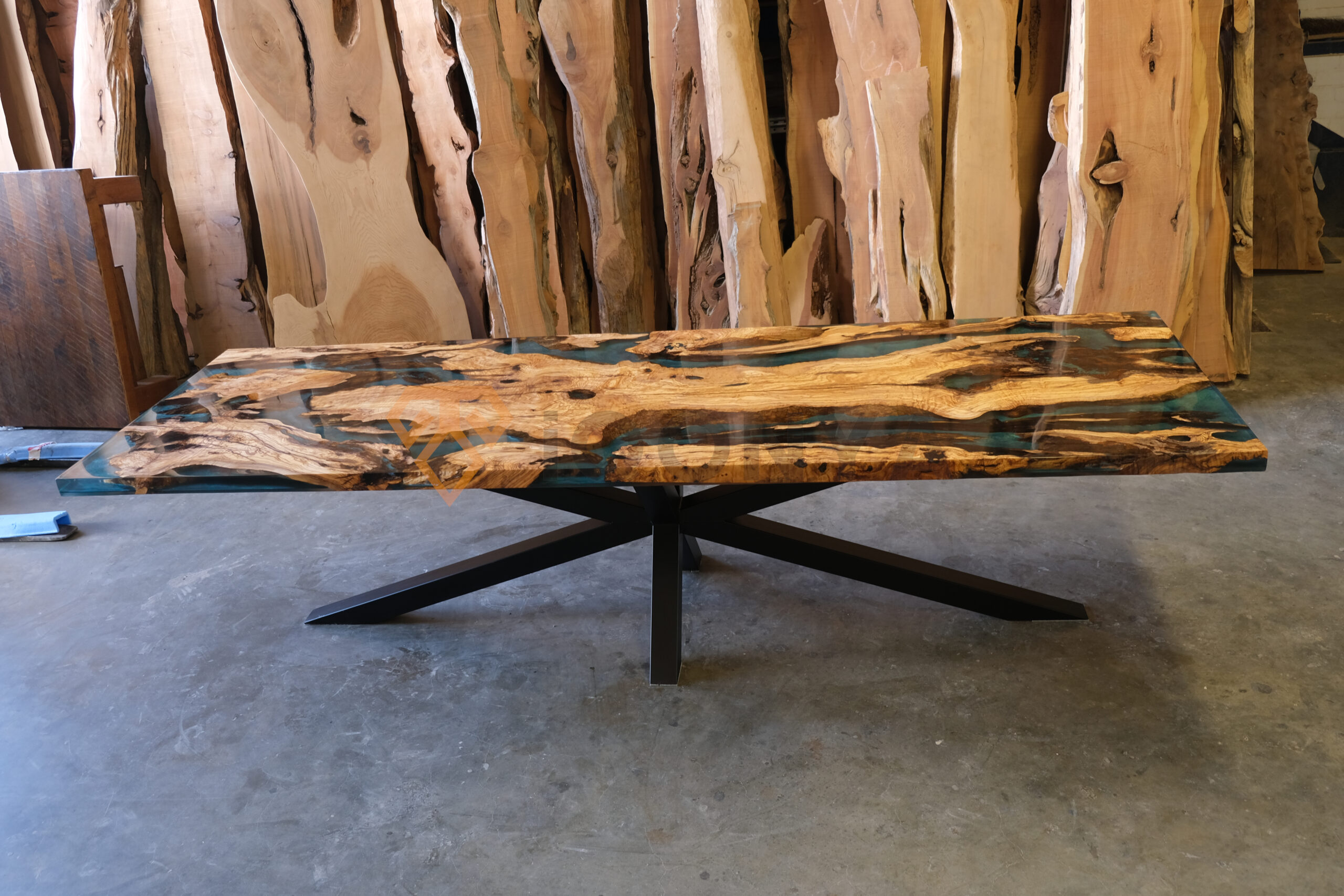 Table à manger sur mesure en bois d'olivier et résine époxy (table rivière)
