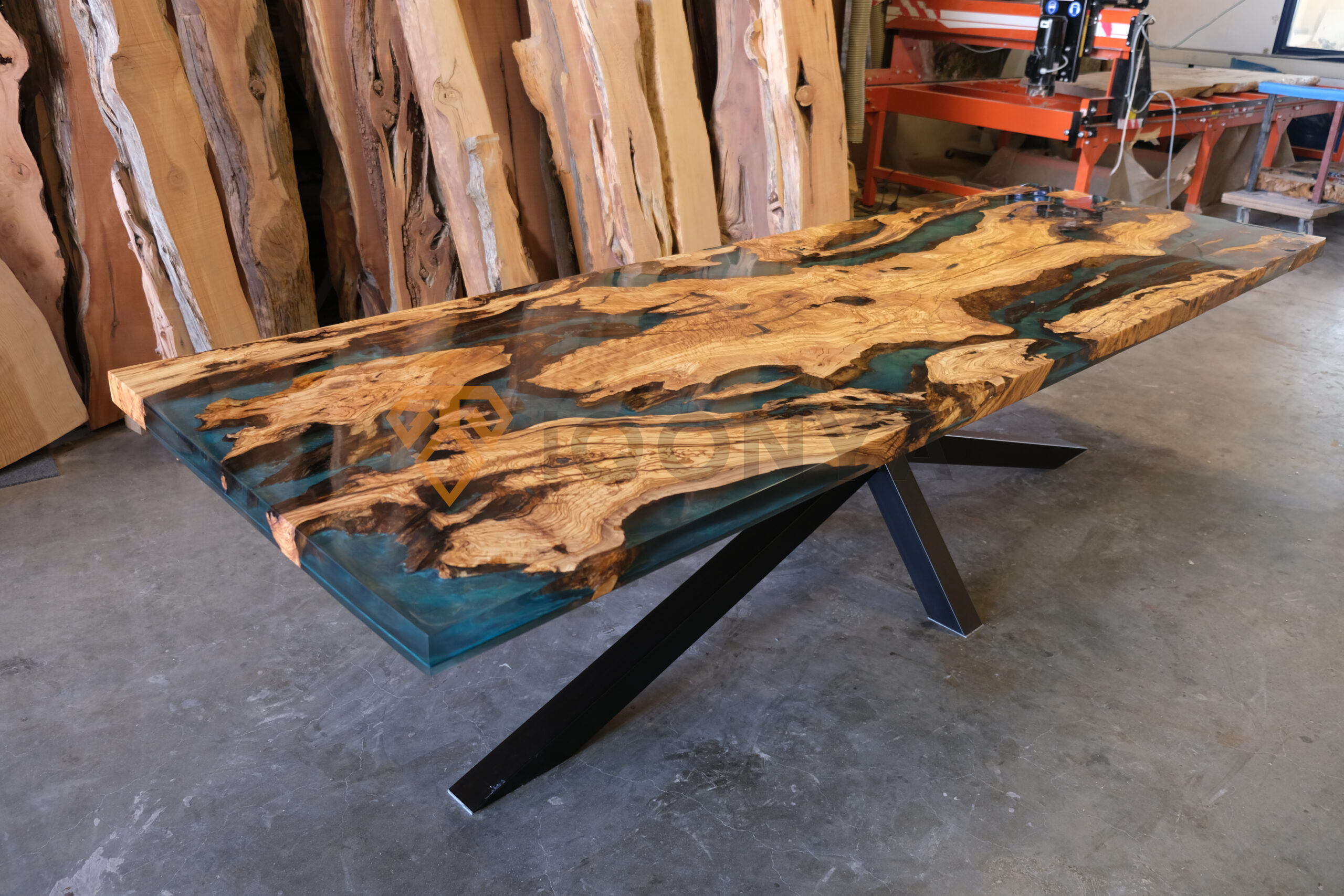 Table à manger sur mesure en bois d'olivier et résine époxy (table rivière)