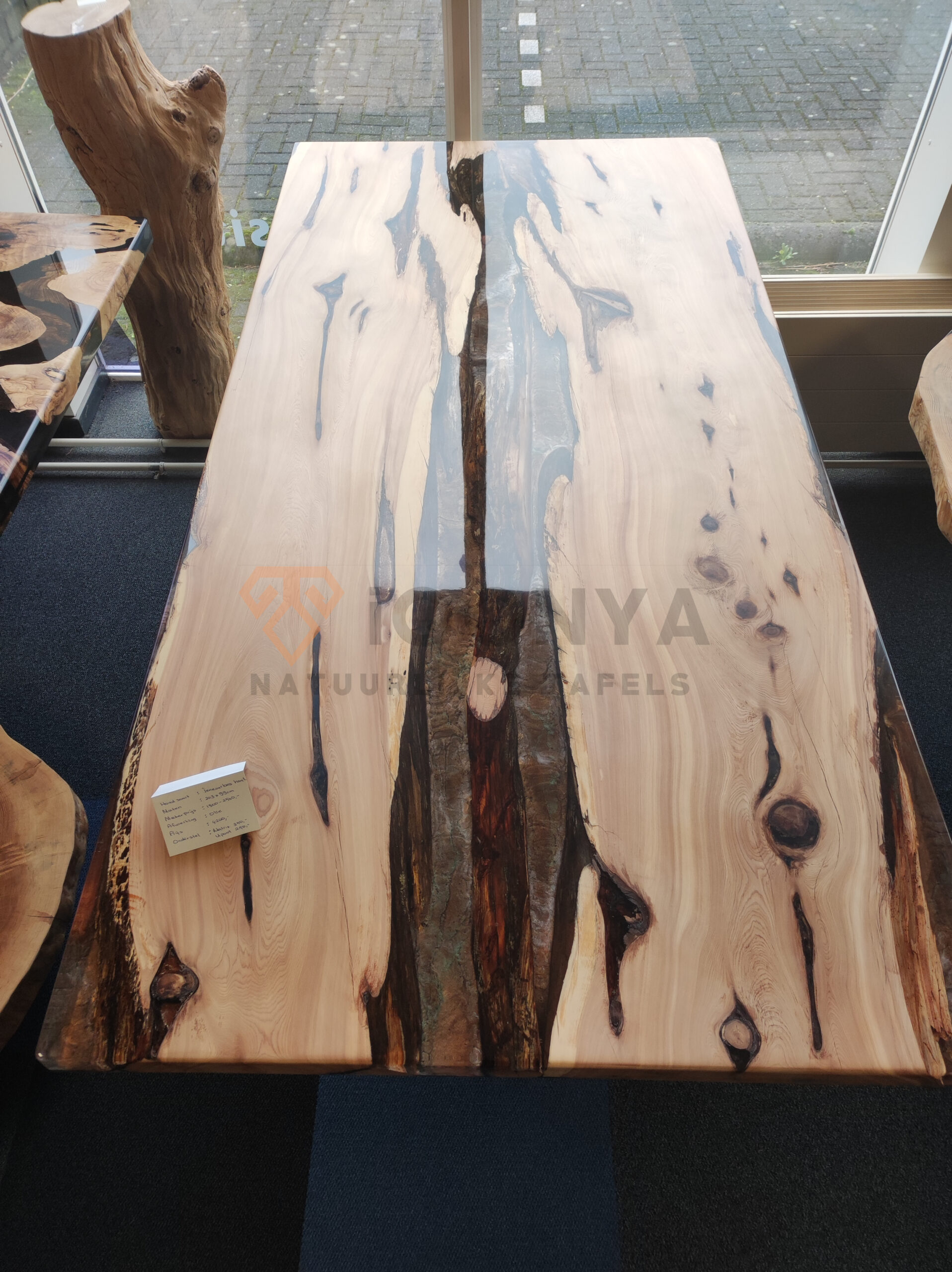 Table à manger en bois de genévrier et résine époxy sur mesure (Table rivière)