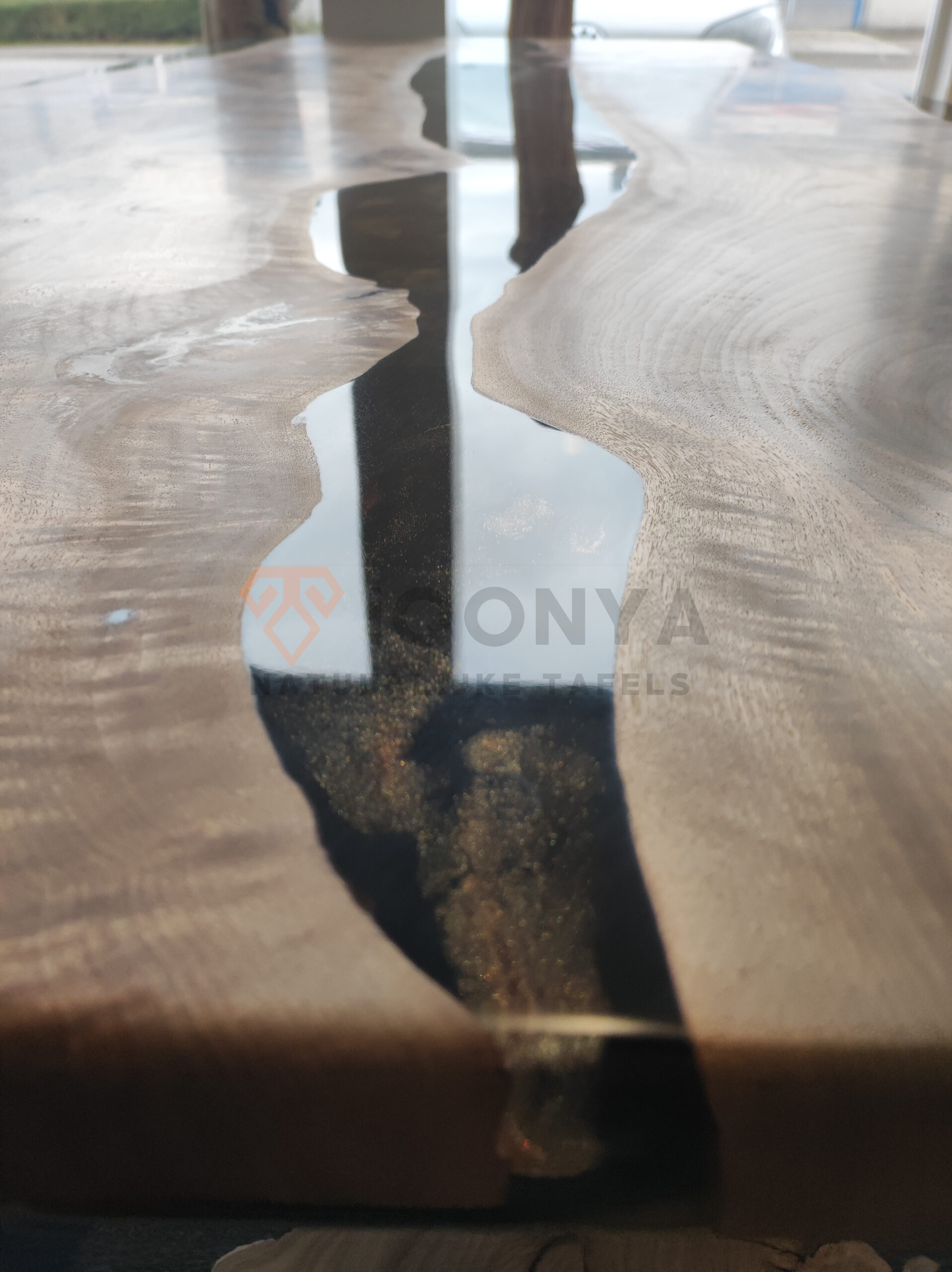 Table à manger en bois de genévrier et résine époxy sur mesure (Table rivière)