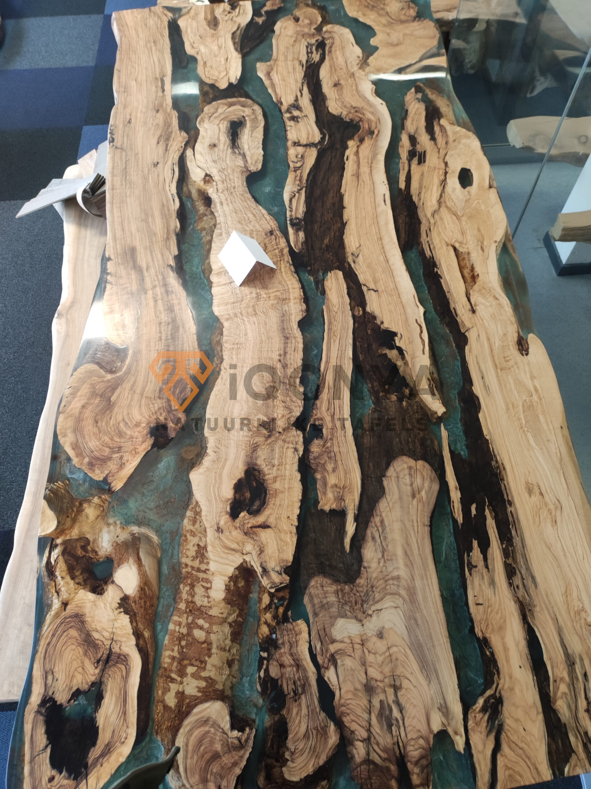 Table à manger sur mesure en bois d'olivier et résine époxy bleu clair (table rivière)