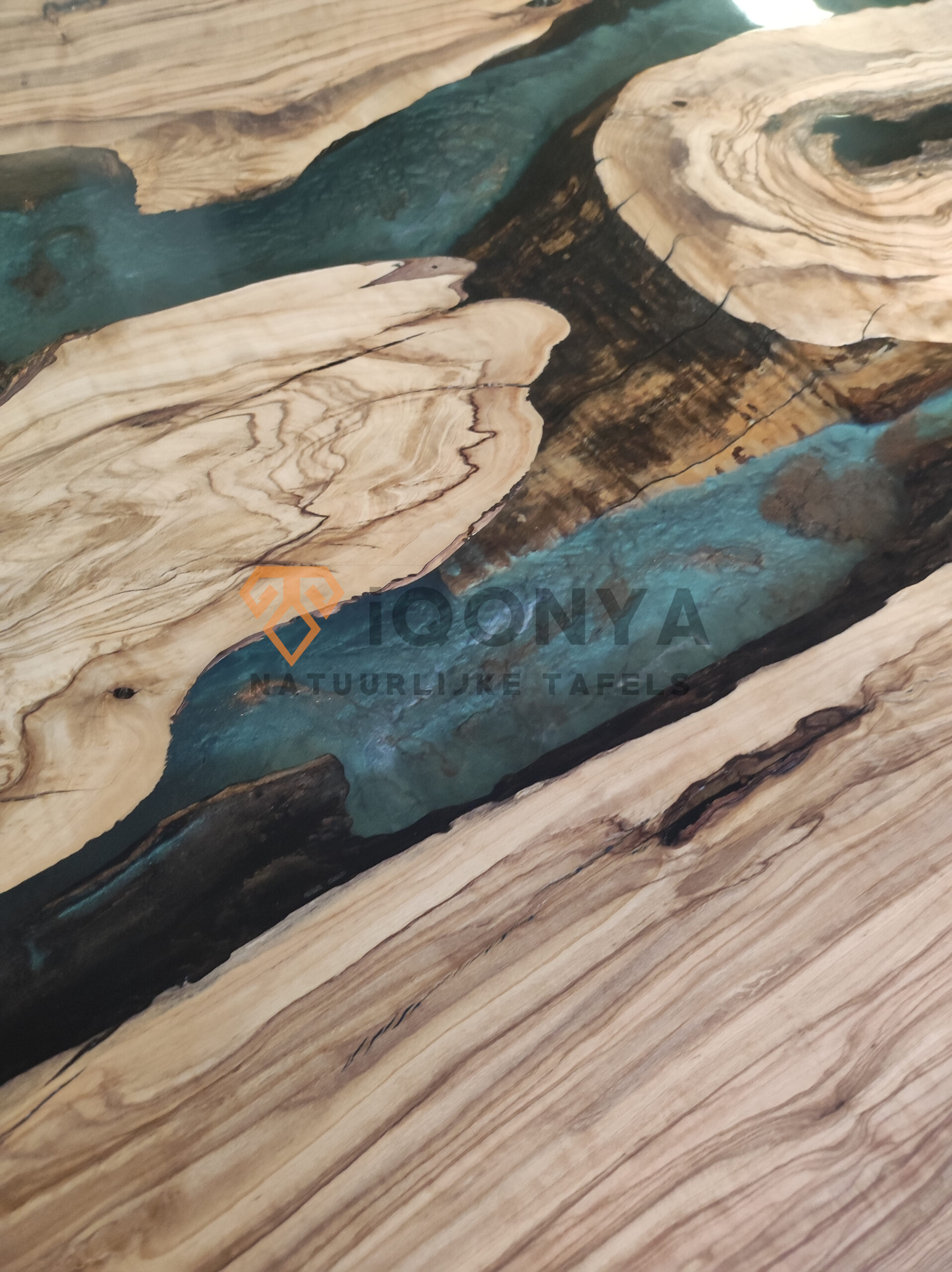 Table à manger sur mesure en bois d'olivier et résine époxy bleu clair (table rivière)