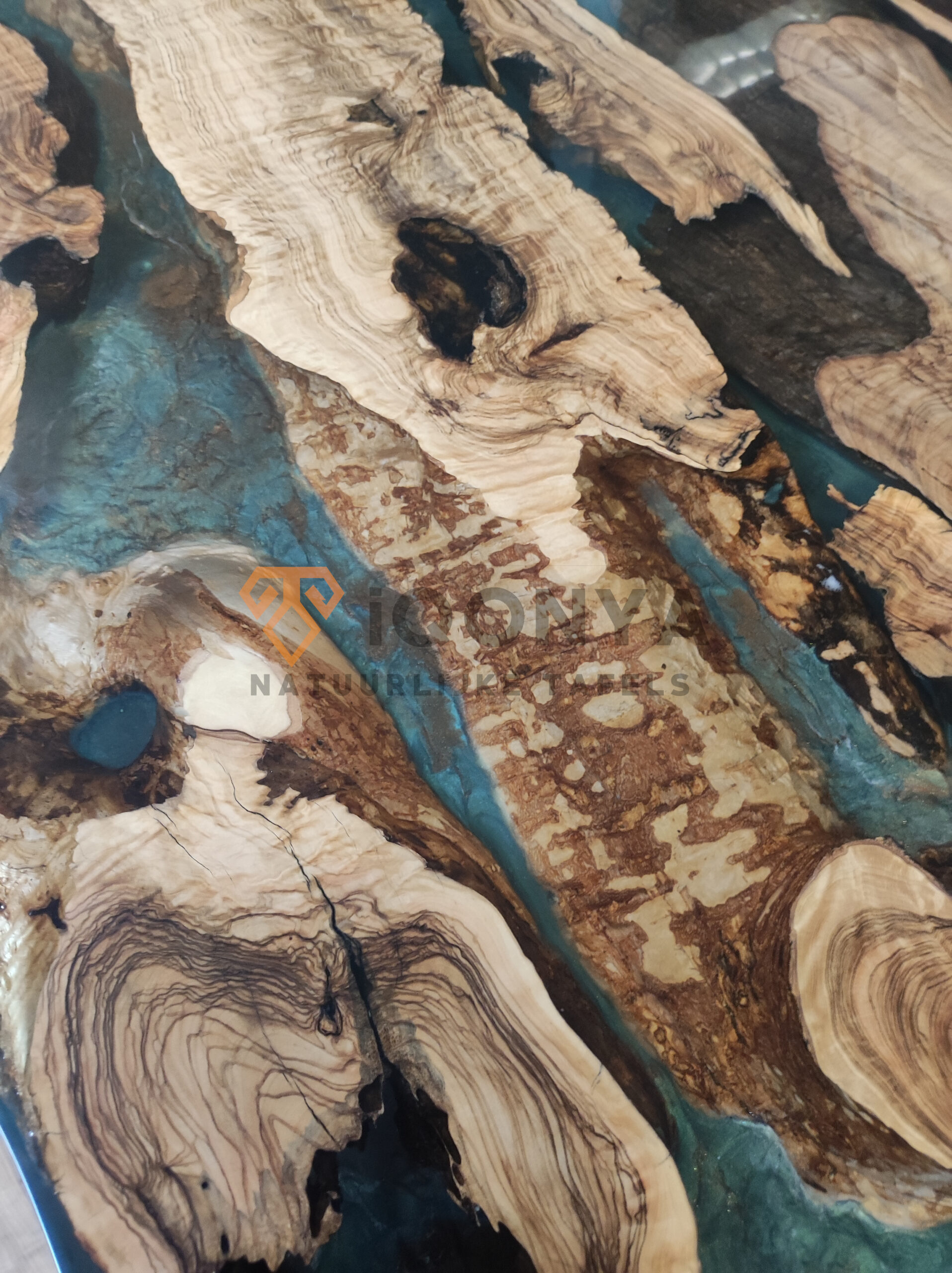 Table à manger sur mesure en bois d'olivier et résine époxy bleu clair (table rivière)
