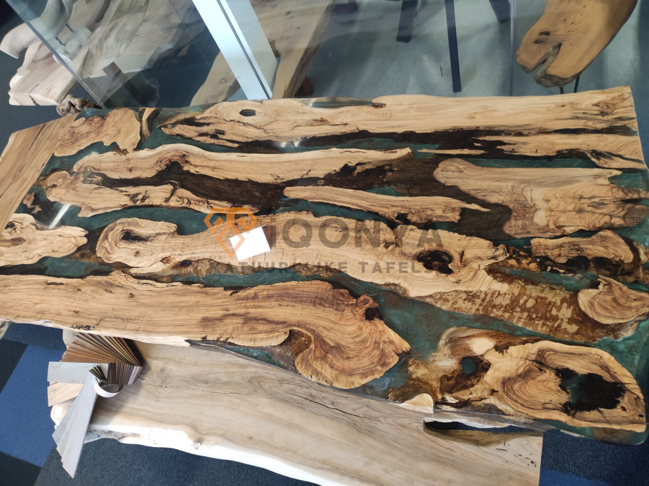 Table à manger sur mesure en bois d'olivier et résine époxy bleu clair (table rivière)