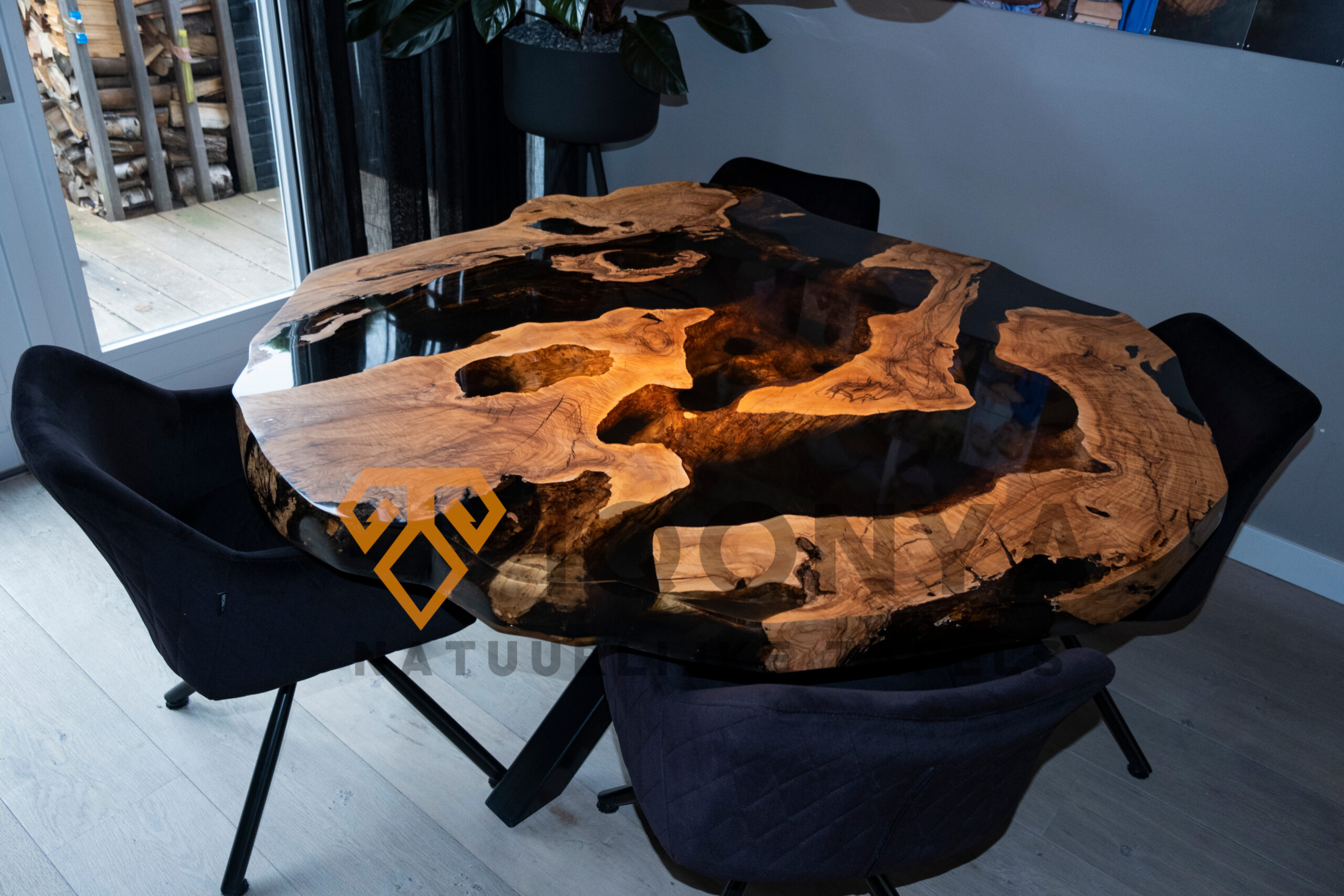 Table bord naturel ronde en résine époxy foncée et bois d'olivier, réalisée sur mesure
