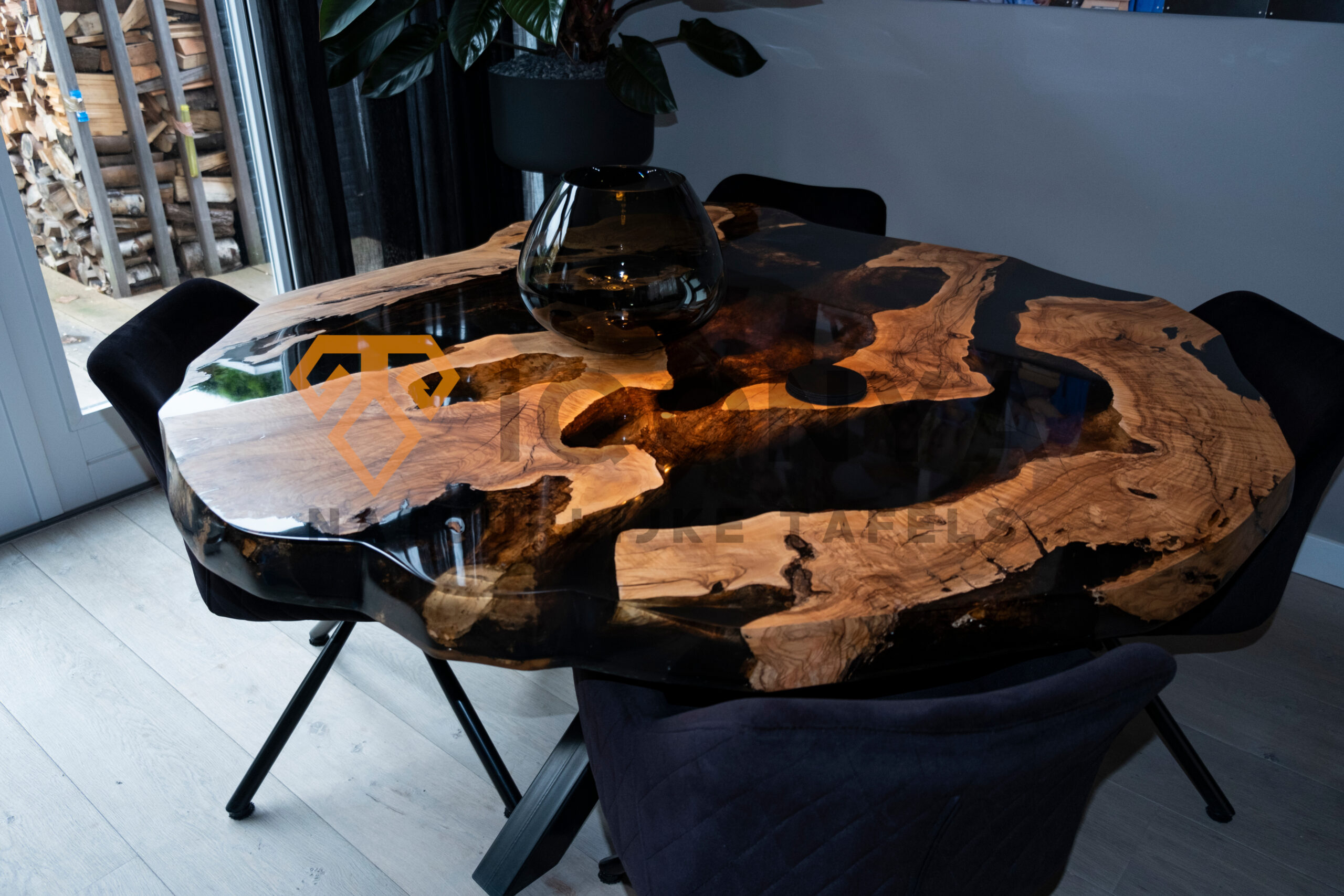 Table bord naturel ronde en résine époxy foncée et bois d'olivier, réalisée sur mesure