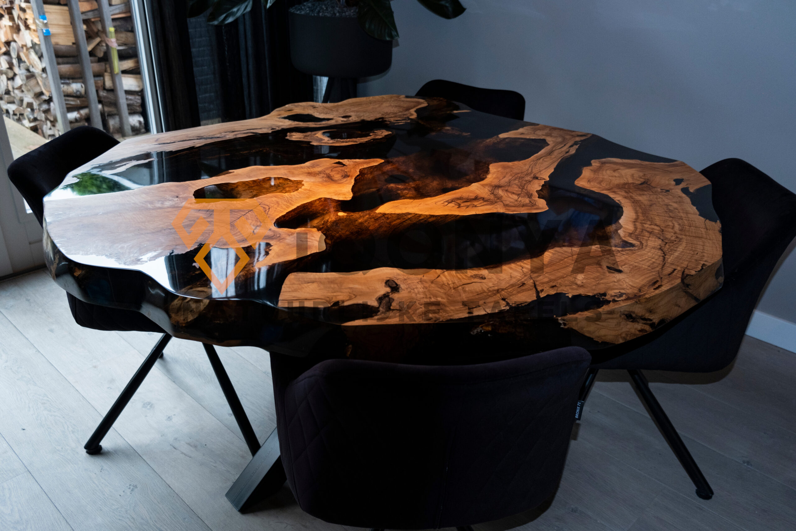 Table bord naturel ronde en résine époxy foncée et bois d'olivier, réalisée sur mesure