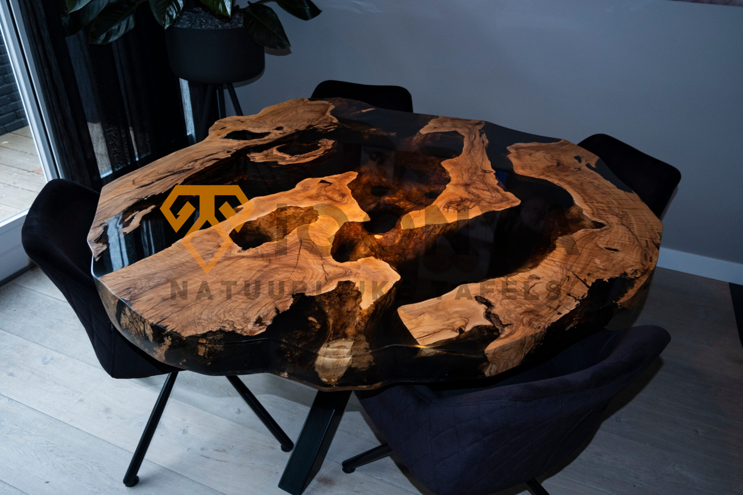 Table bord naturel ronde en résine époxy foncée et bois d'olivier, réalisée sur mesure