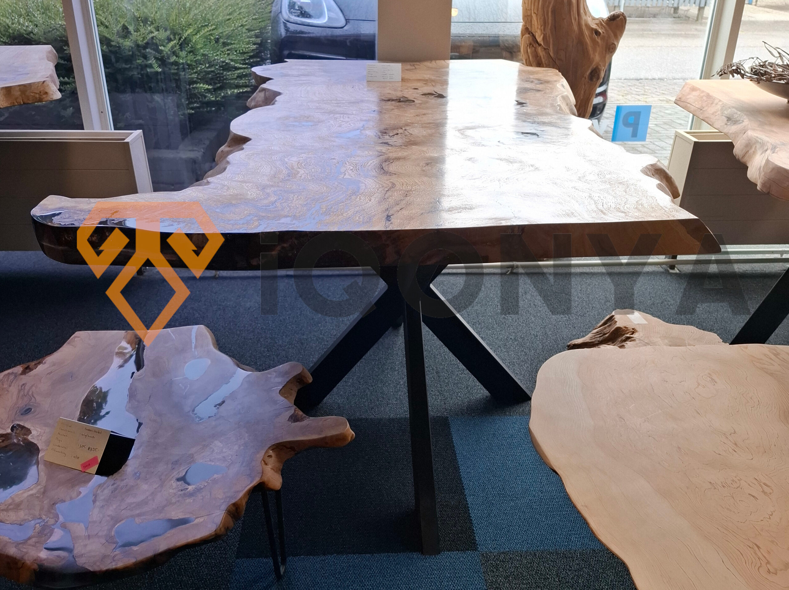 Table à manger en chêne bord naturel avec détails en résine époxy
