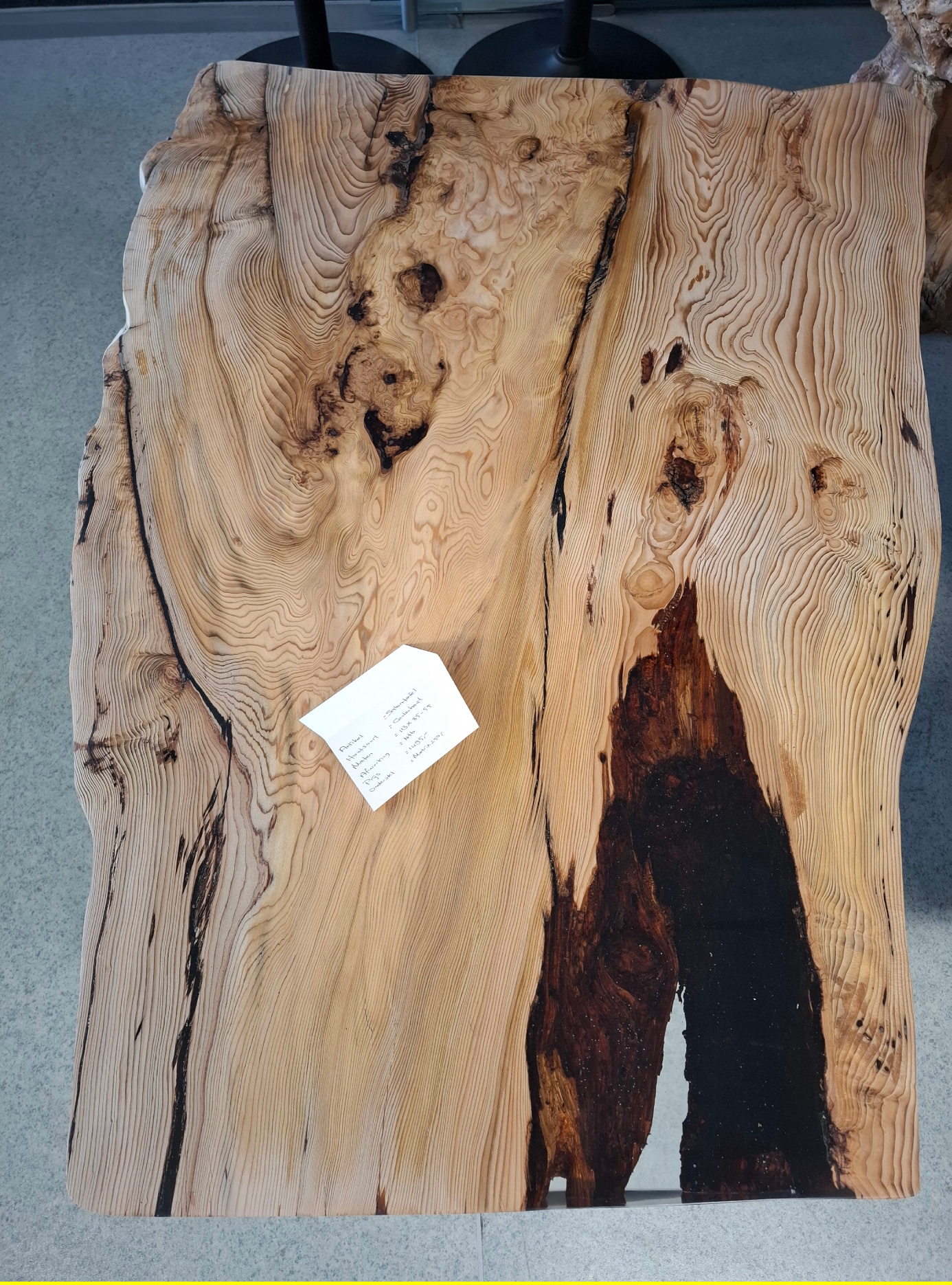 Table basse bord naturel en résine époxy et cèdre.