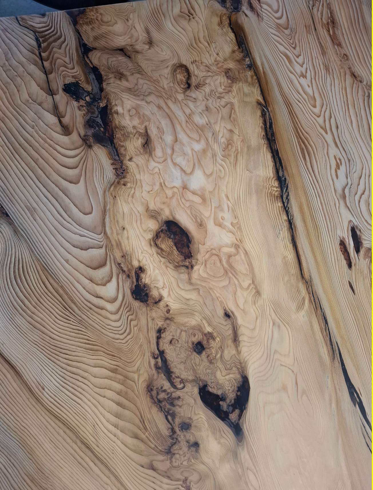 Table basse bord naturel en résine époxy et cèdre.