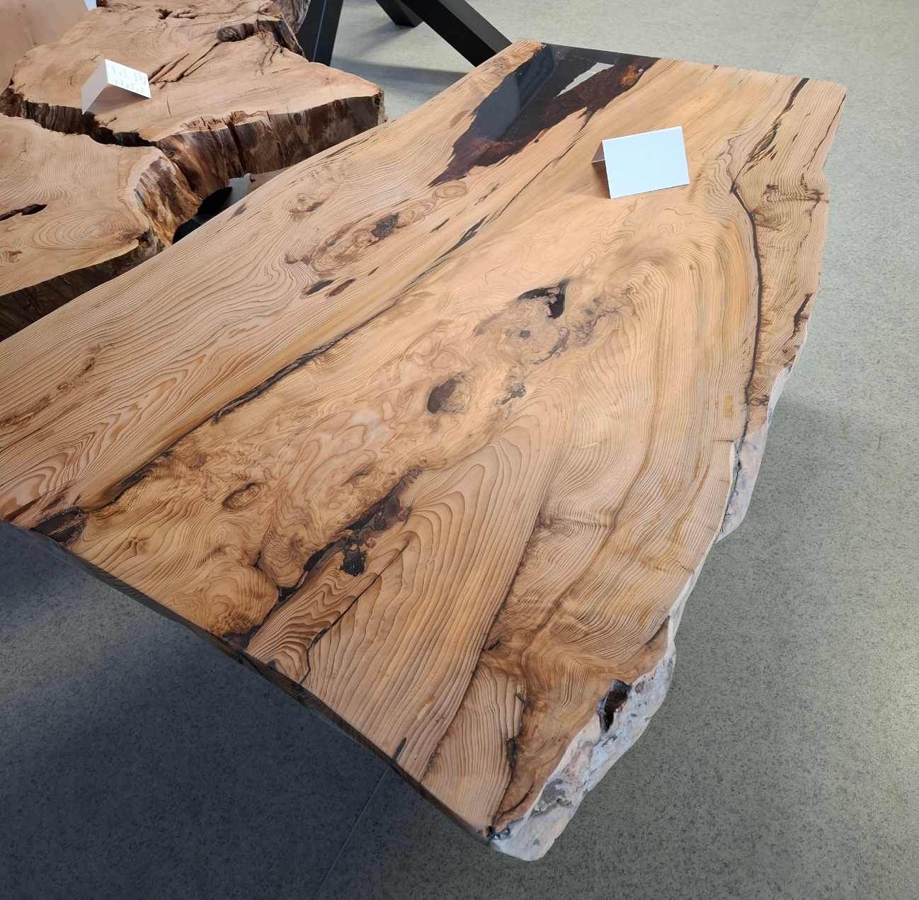 Table basse bord naturel en résine époxy et cèdre.