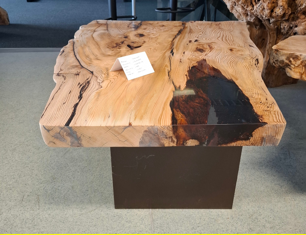 Table basse bord naturel en résine époxy et cèdre.