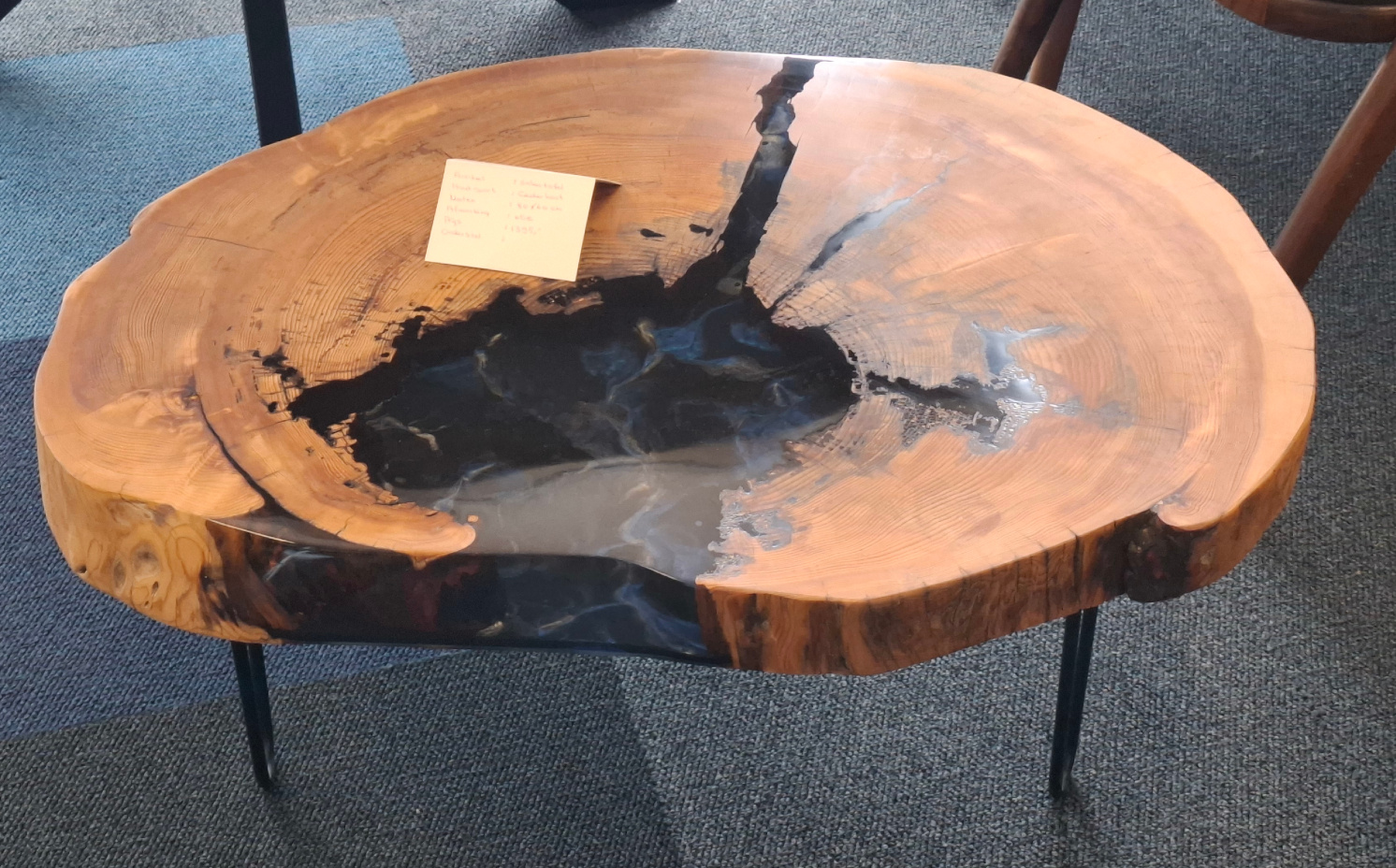 Table basse en cèdre avec résine époxy bleue