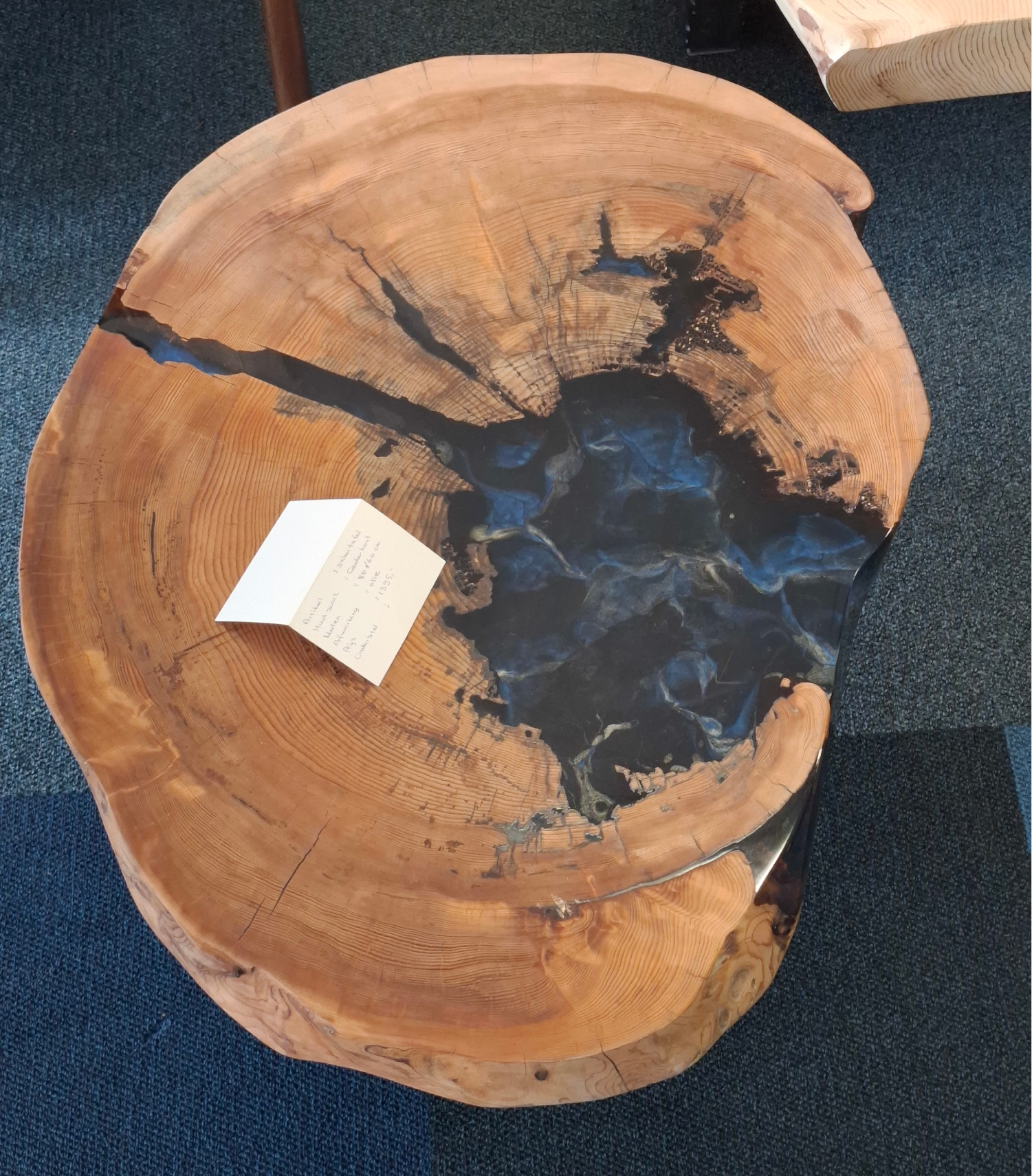 Table basse en cèdre avec résine époxy bleue