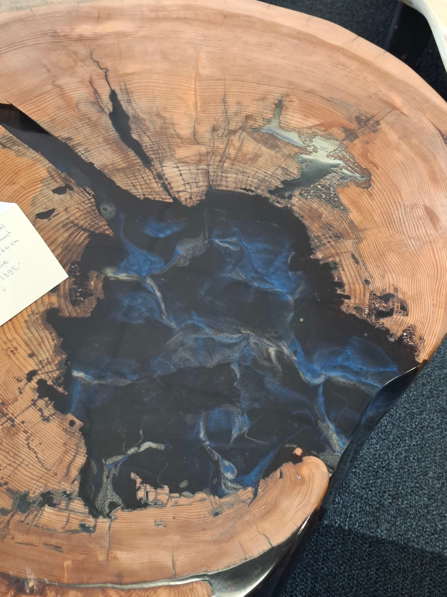 Table basse en cèdre avec résine époxy bleue