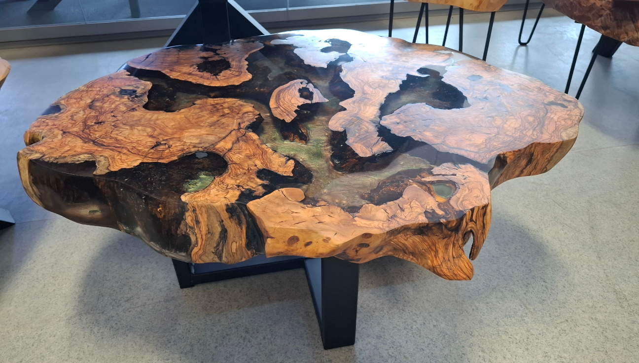 Table basse ronde en bois d'olivier et résine époxy brun-vert