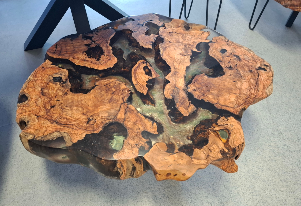 Table basse ronde en bois d'olivier et résine époxy brun-vert