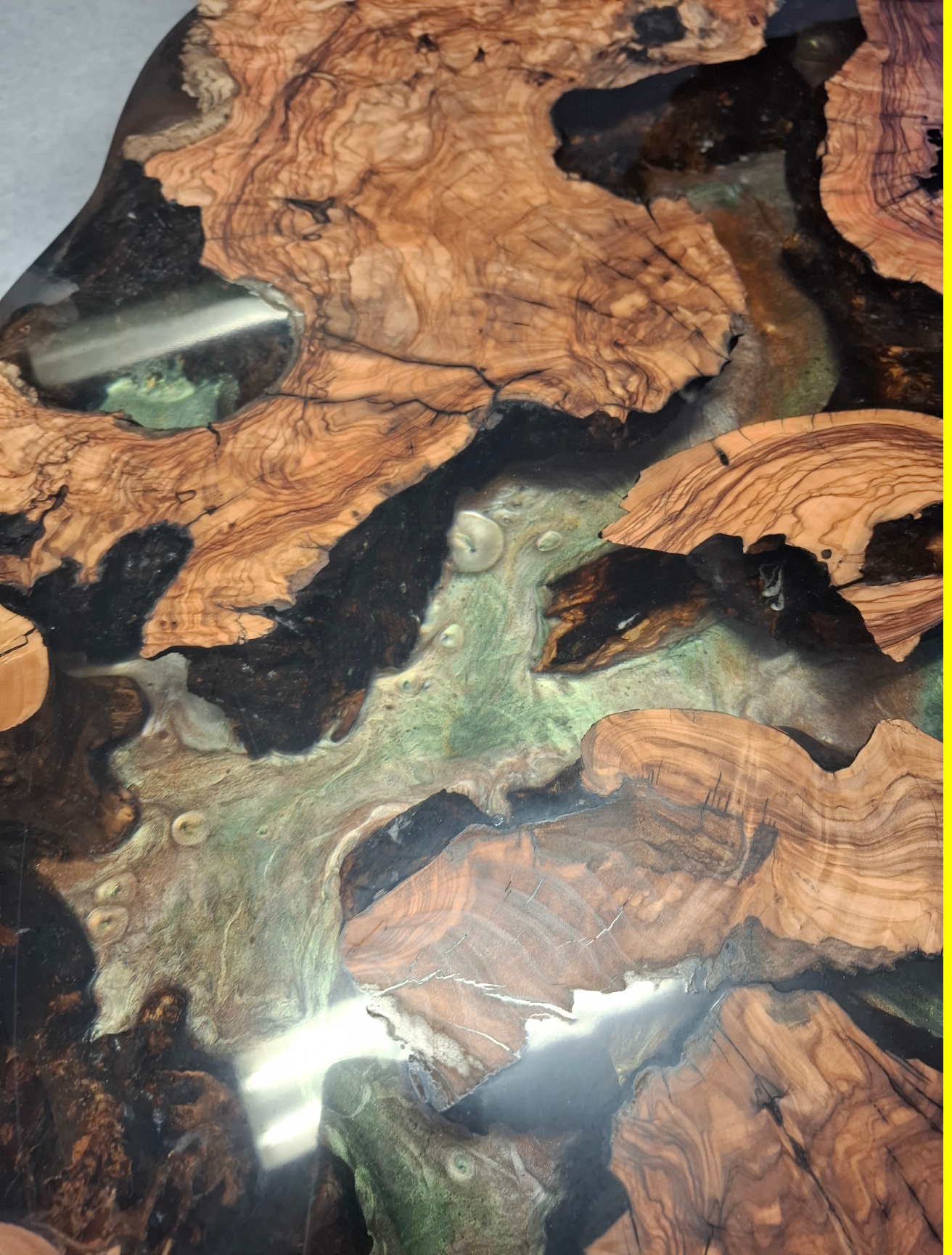Table basse ronde en bois d'olivier et résine époxy brun-vert