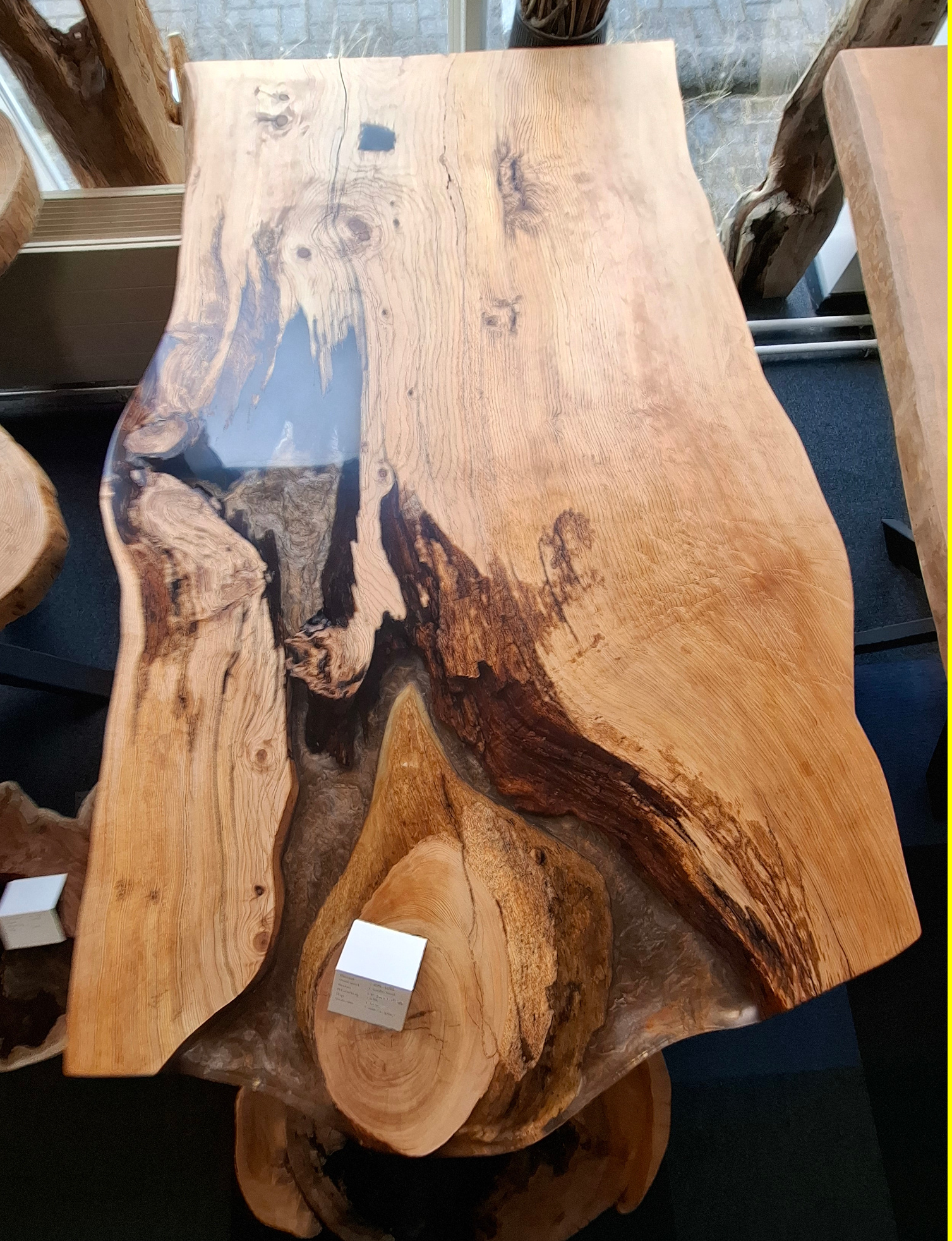 Table à manger bord naturel en cèdre et résine époxy marron