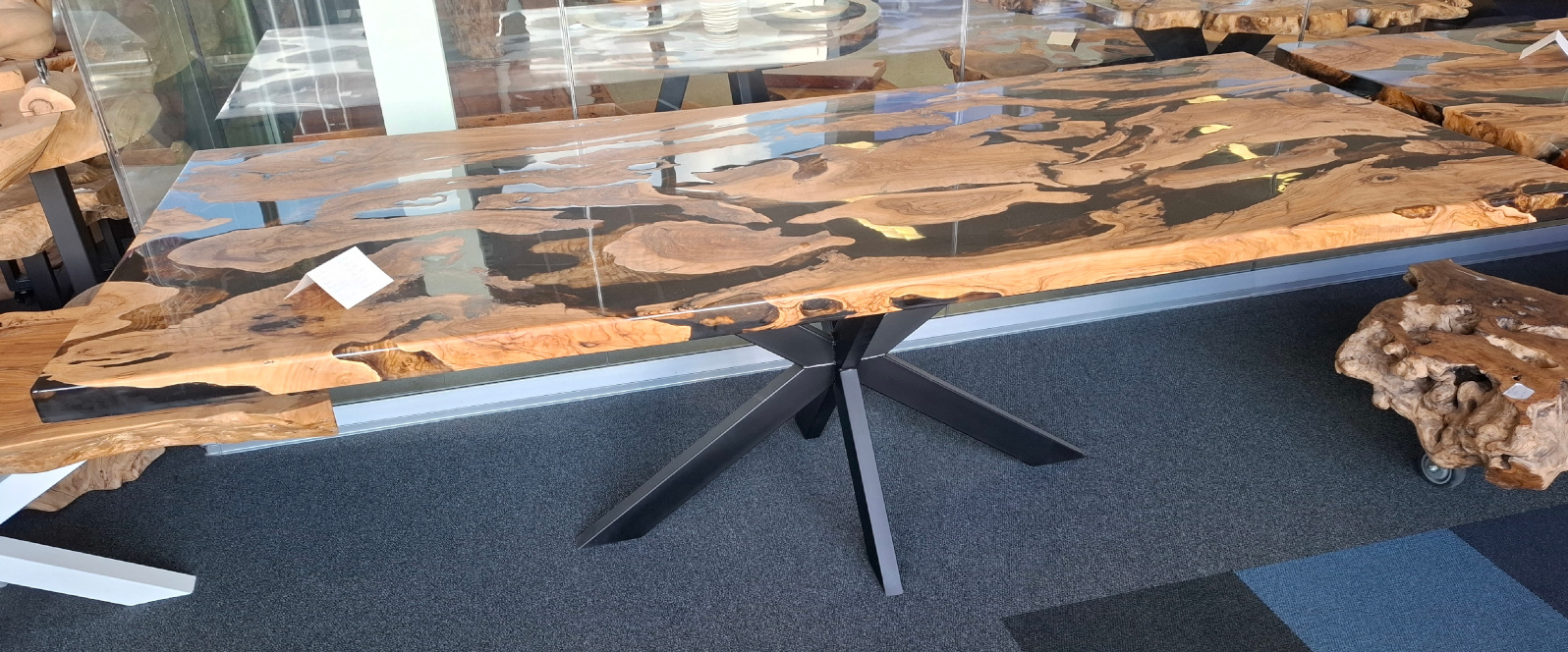 Table rivière en résine époxy noire, table à manger / table bord naturel en bois d'olivier