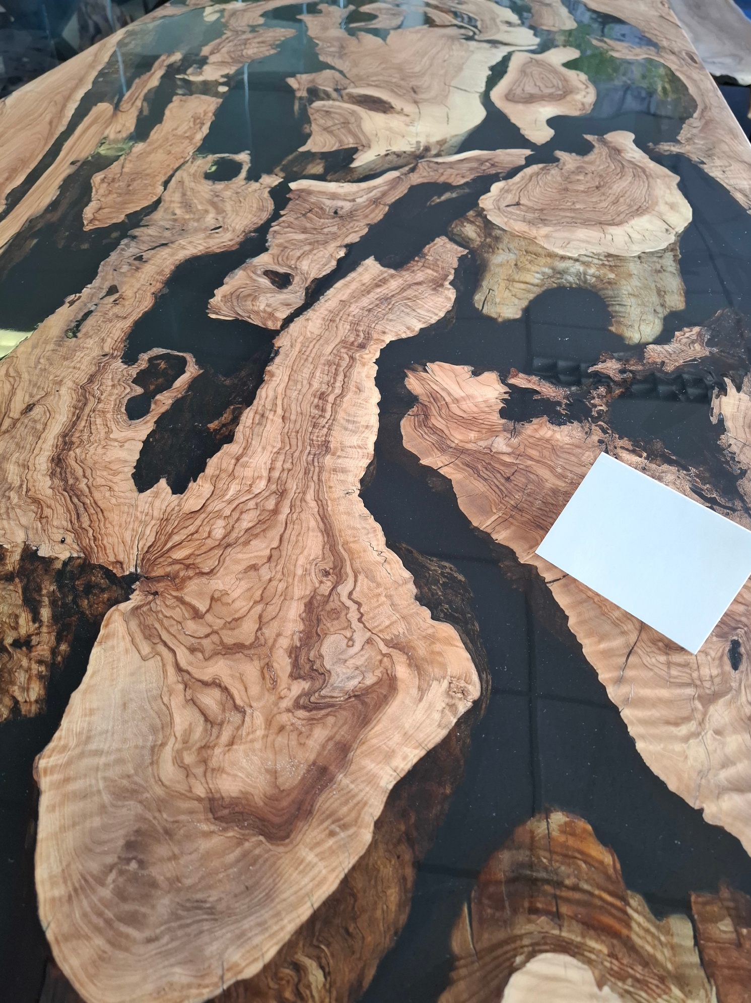 Table rivière en résine époxy noire, table à manger / table bord naturel en bois d'olivier
