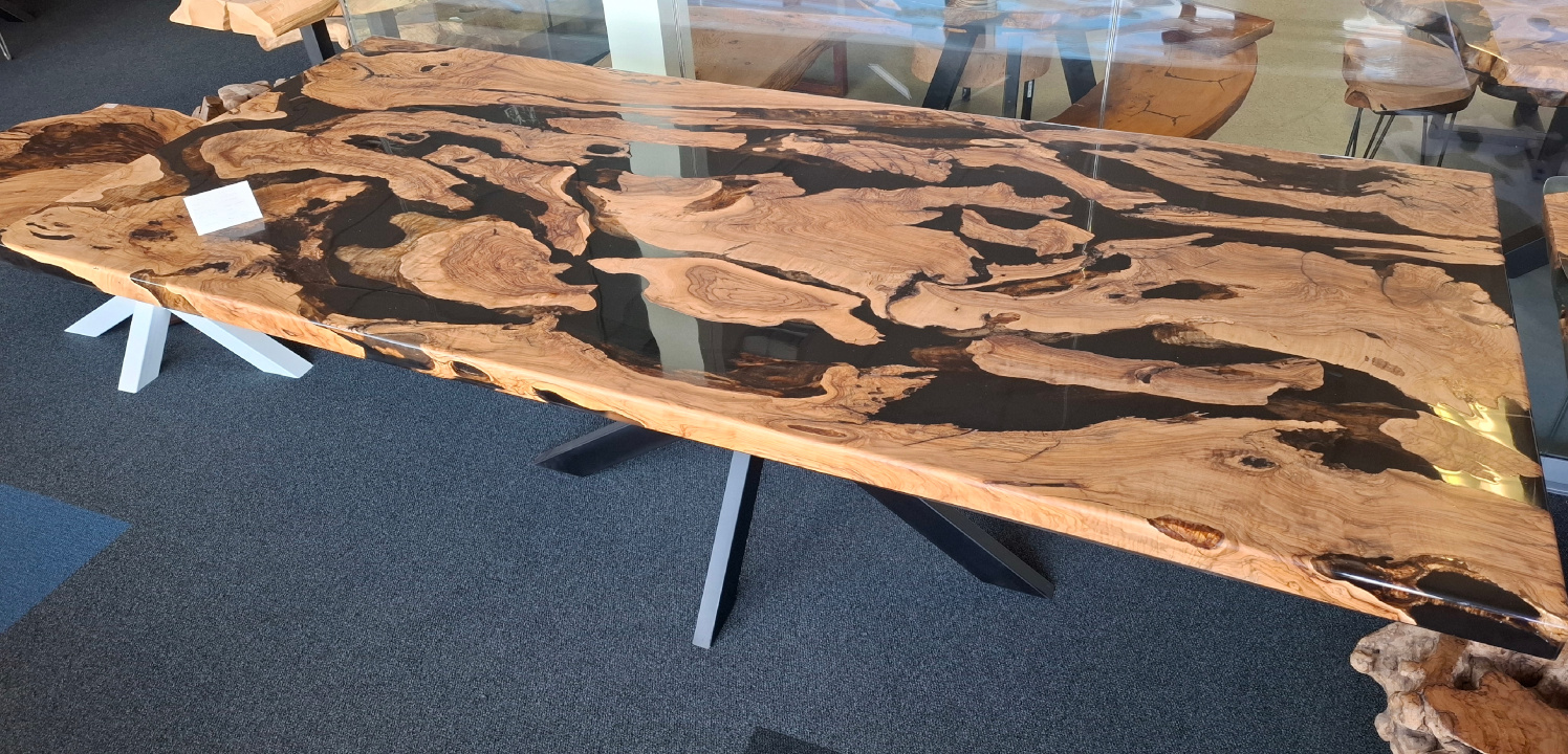 Table rivière en résine époxy noire, table à manger / table bord naturel en bois d'olivier