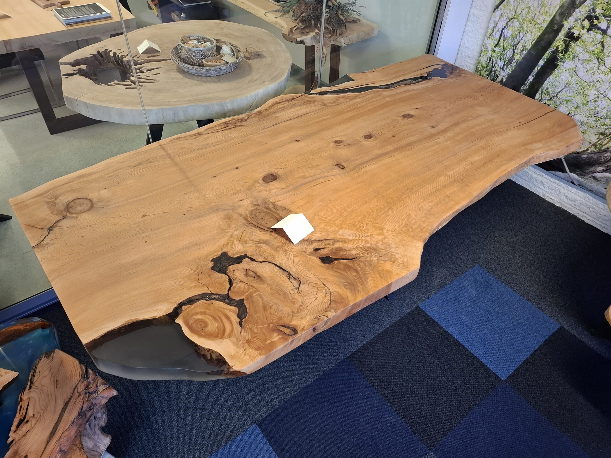 Table à manger bord naturel en cèdre avec résine époxy foncée