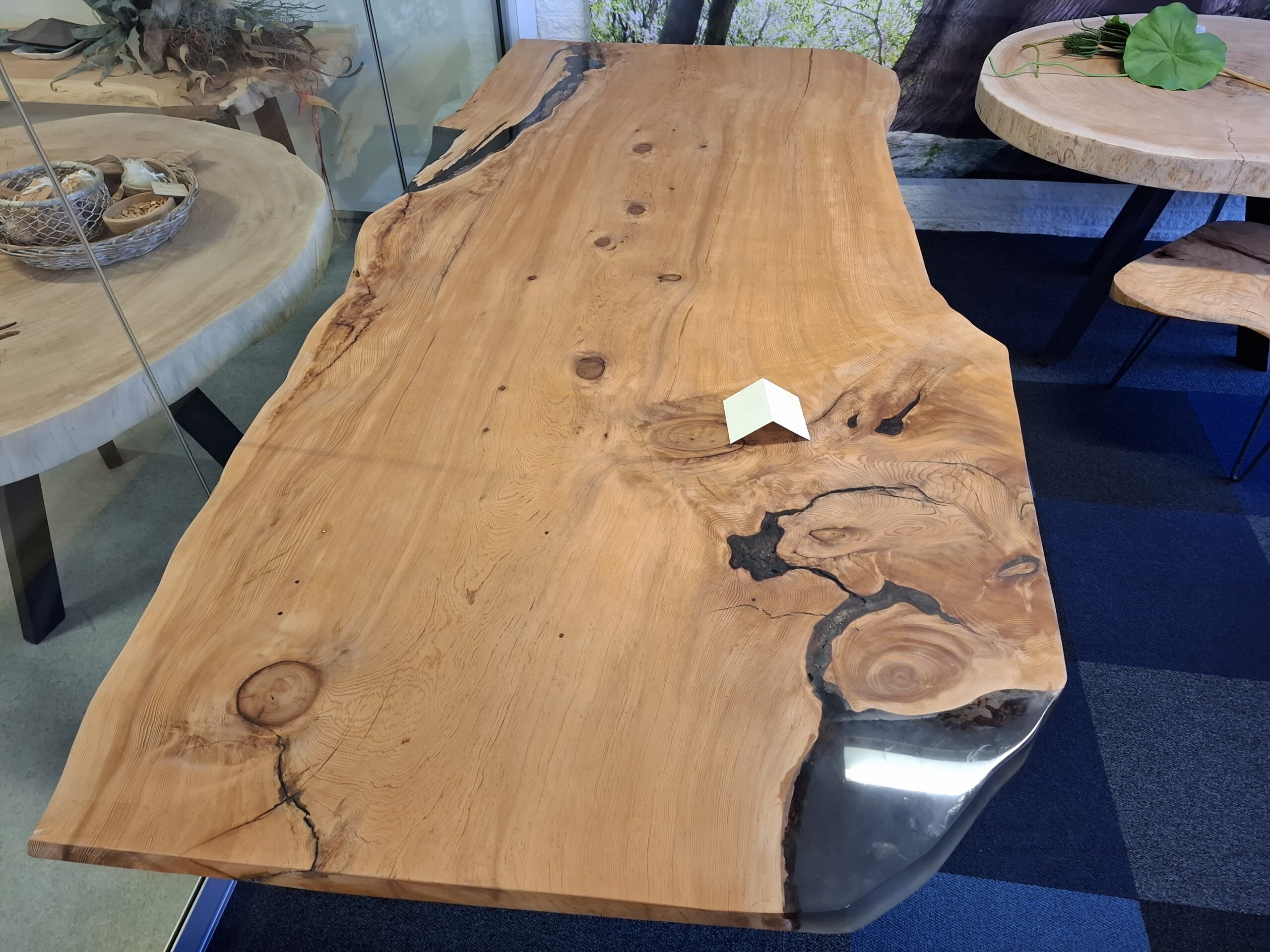 Table à manger bord naturel en cèdre avec résine époxy foncée