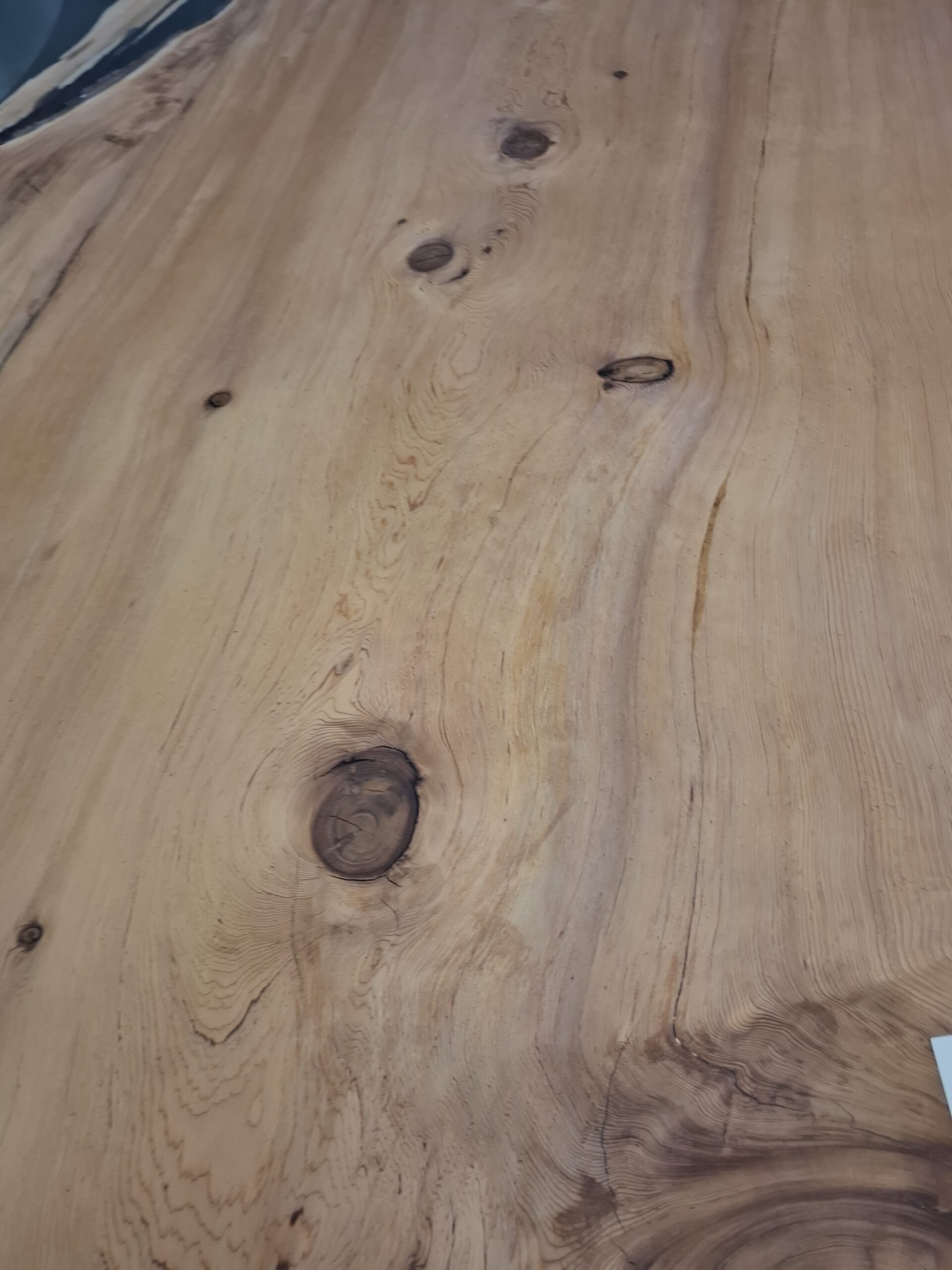 Table à manger bord naturel en cèdre avec résine époxy foncée