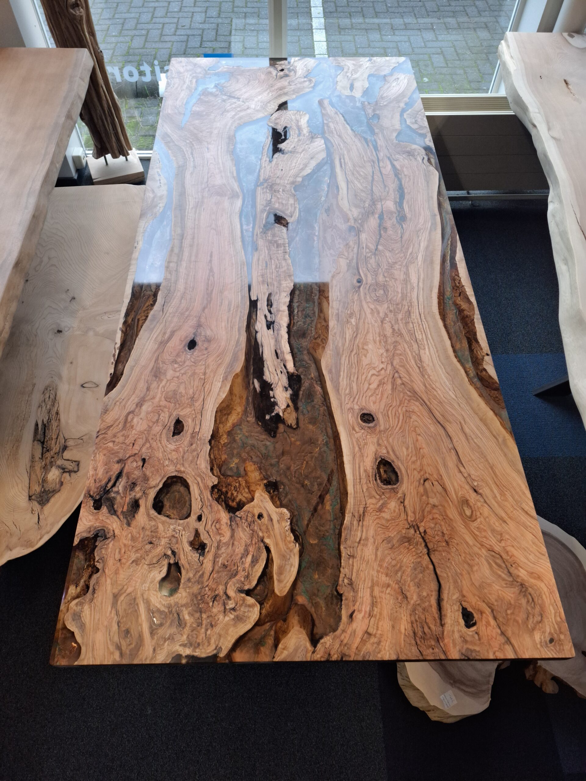 Table bord naturel, table en résine époxy, table à manger en bois d'olivier aux nuances vertes et brunes
