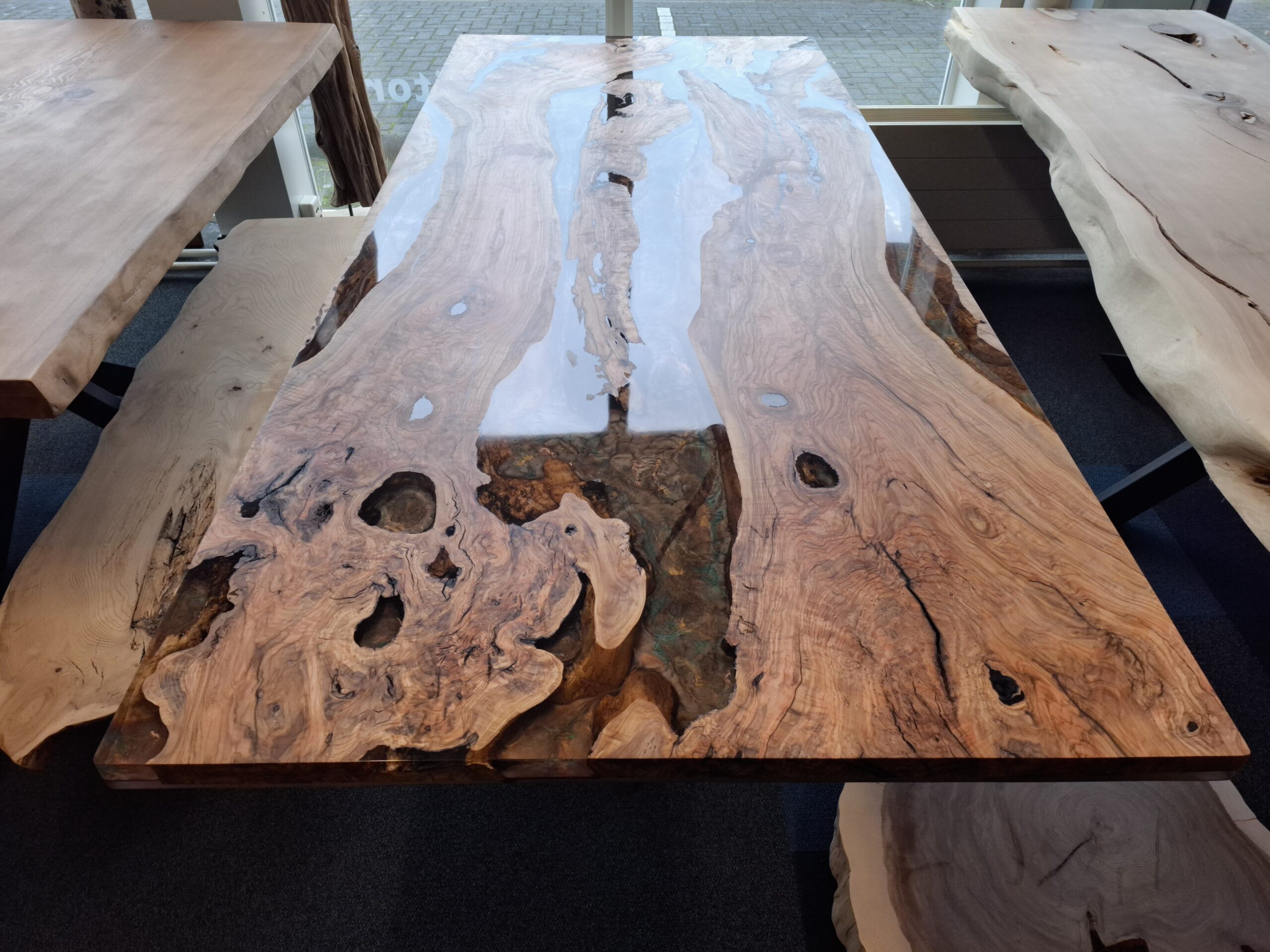 Table bord naturel, table en résine époxy, table à manger en bois d'olivier aux nuances vertes et brunes