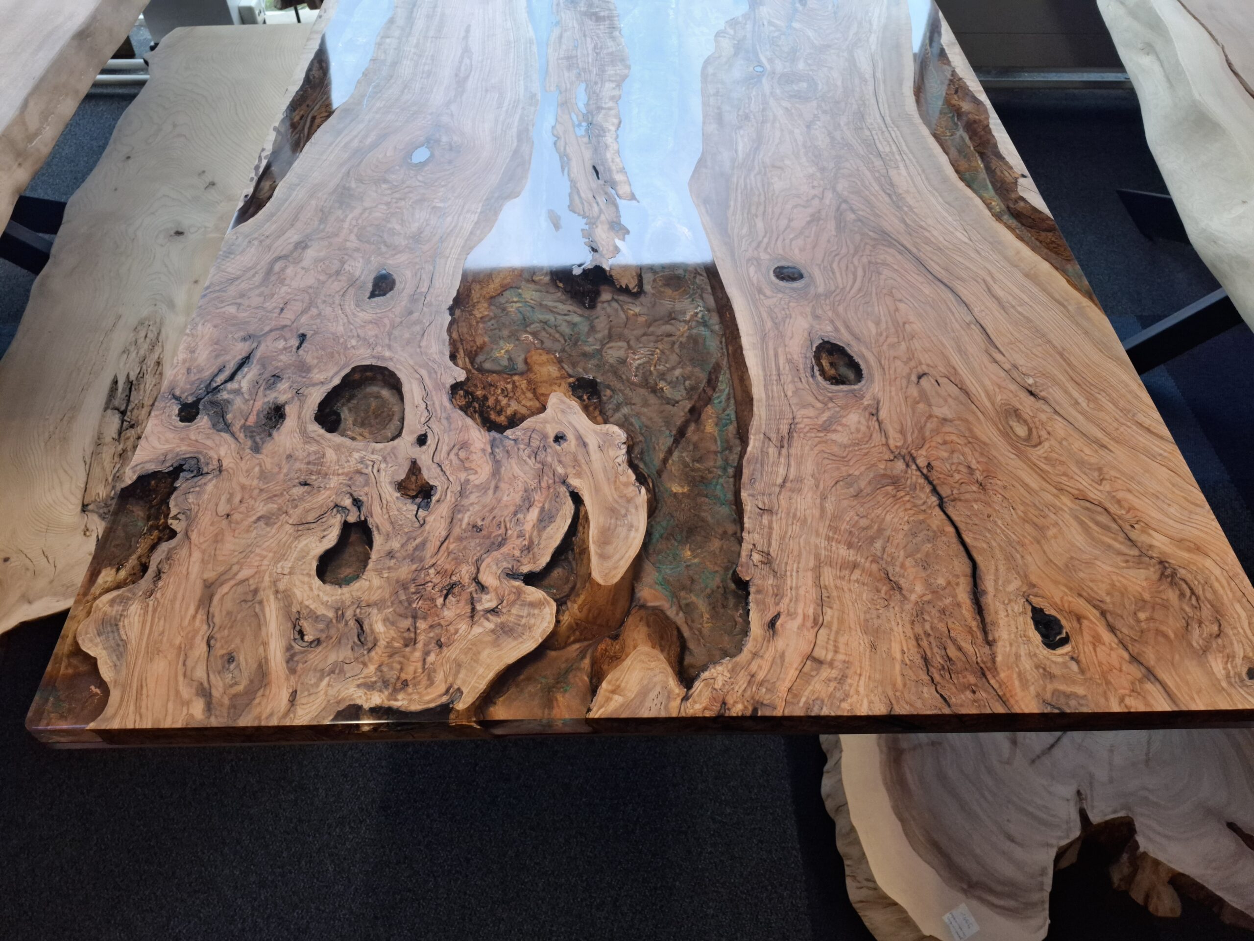 Table bord naturel, table en résine époxy, table à manger en bois d'olivier aux nuances vertes et brunes