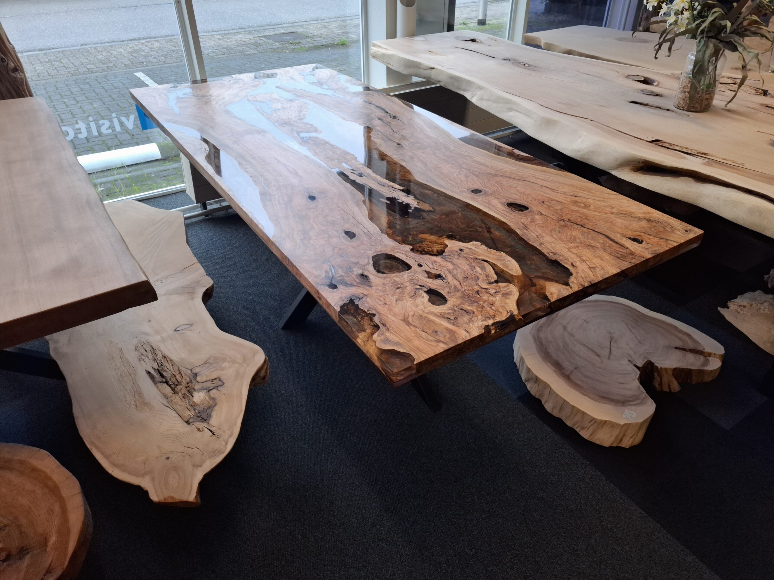 Table bord naturel, table en résine époxy, table à manger en bois d'olivier aux nuances vertes et brunes