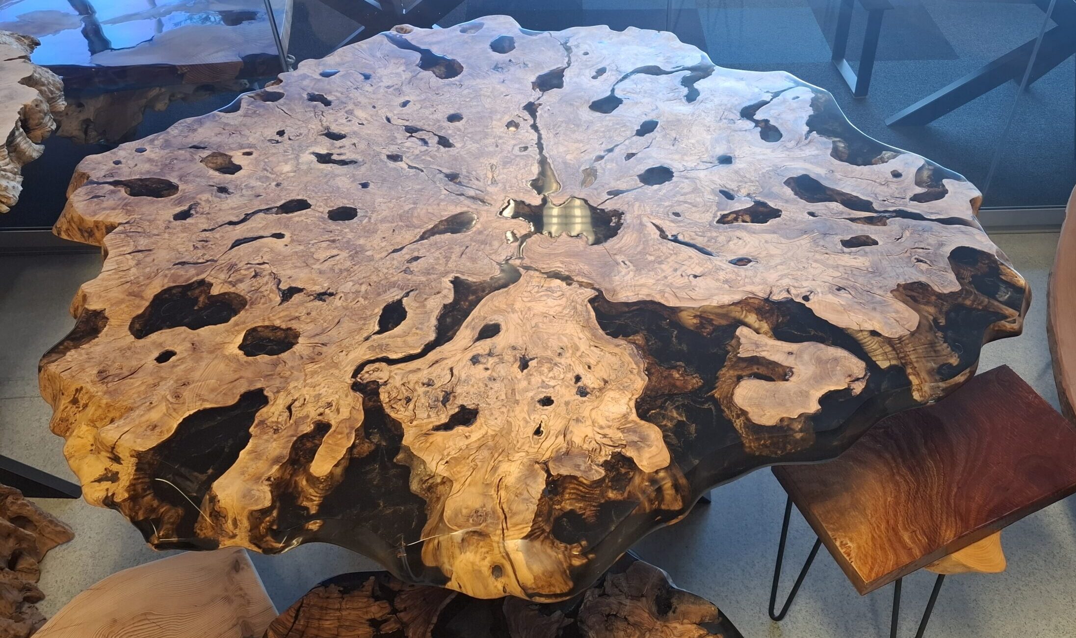 Table ronde en résine époxy noire, table bord naturel, table à manger et table basse en bois d'olivier