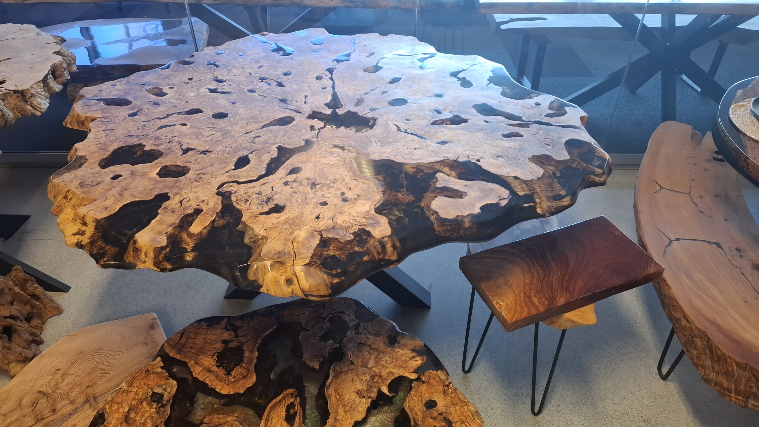 Table ronde en résine époxy noire, table bord naturel, table à manger et table basse en bois d'olivier