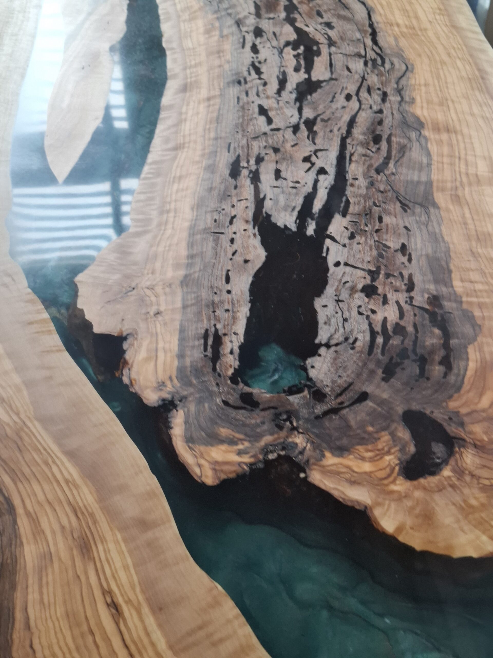 Table à manger en bois d'olivier et résine époxy verte (Table rivière)
