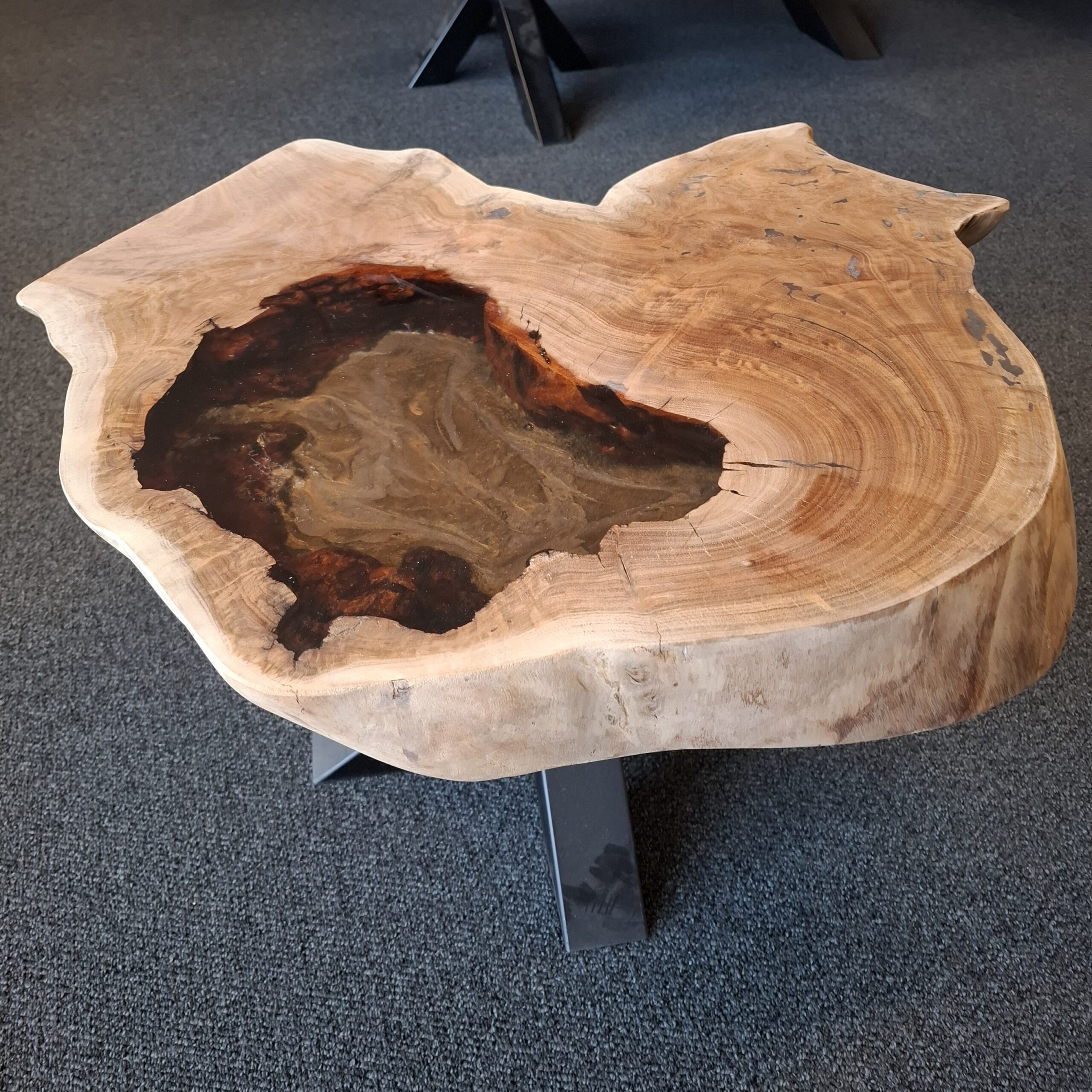 Table basse en eucalyptus et résine époxy – Table bord naturel unique