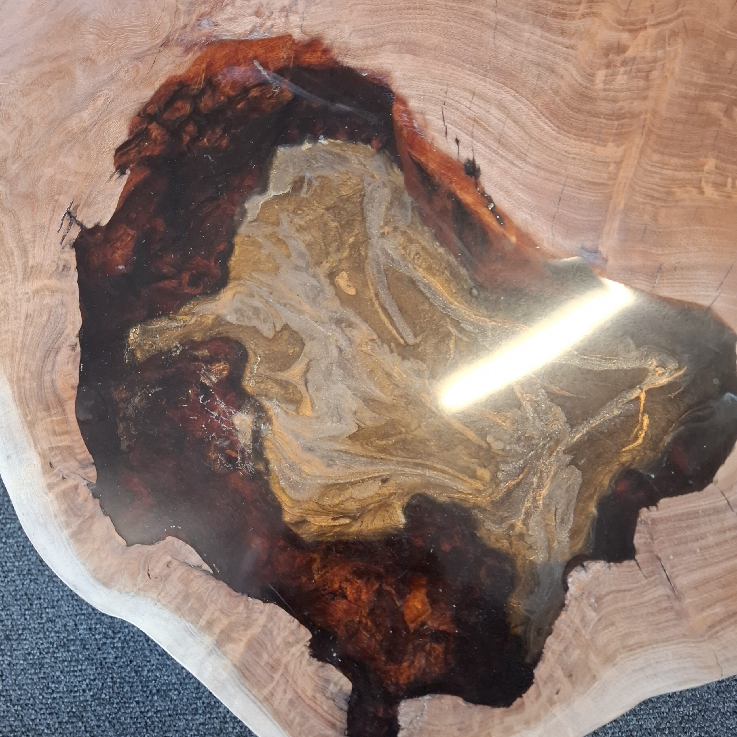 Table basse en eucalyptus et résine époxy – Table bord naturel unique