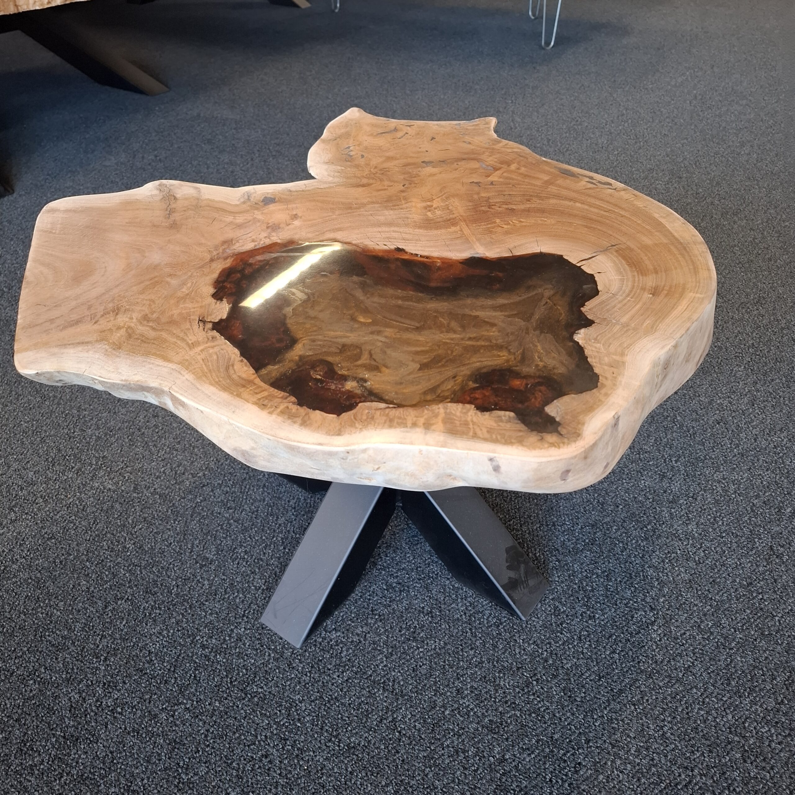 Table basse en eucalyptus et résine époxy – Table bord naturel unique