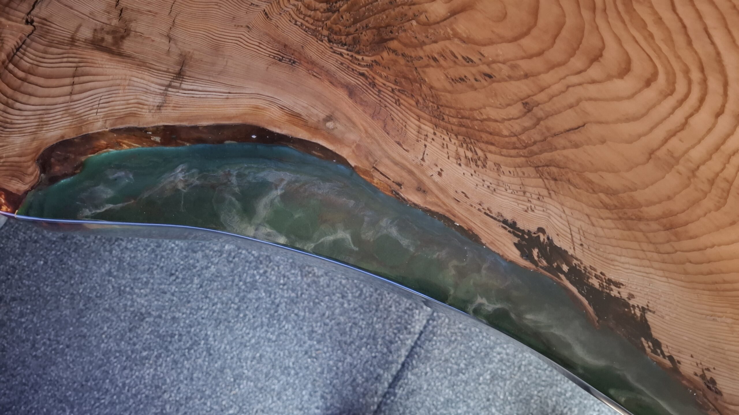 Table de bureau bord naturel avec résine époxy verte (Bureau d'angle)