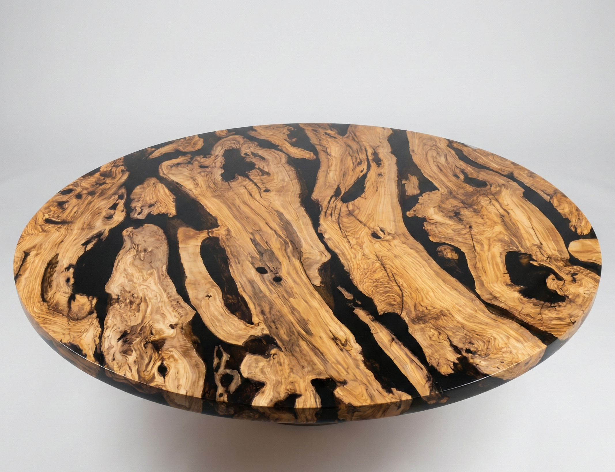 Table à manger ronde bord naturel en résine époxy noire