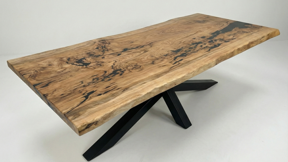 Table bord naturel en cèdre avec résine époxy noire (mate) – Table à manger sur mesure