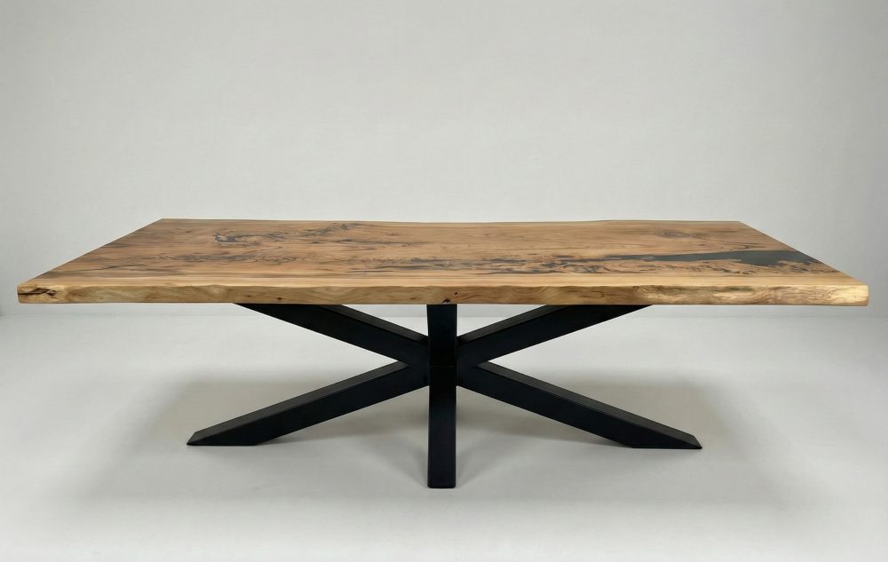 Table bord naturel en cèdre avec résine époxy noire (mate) – Table à manger sur mesure