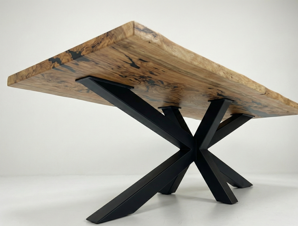 Table bord naturel en cèdre avec résine époxy noire (mate) – Table à manger sur mesure