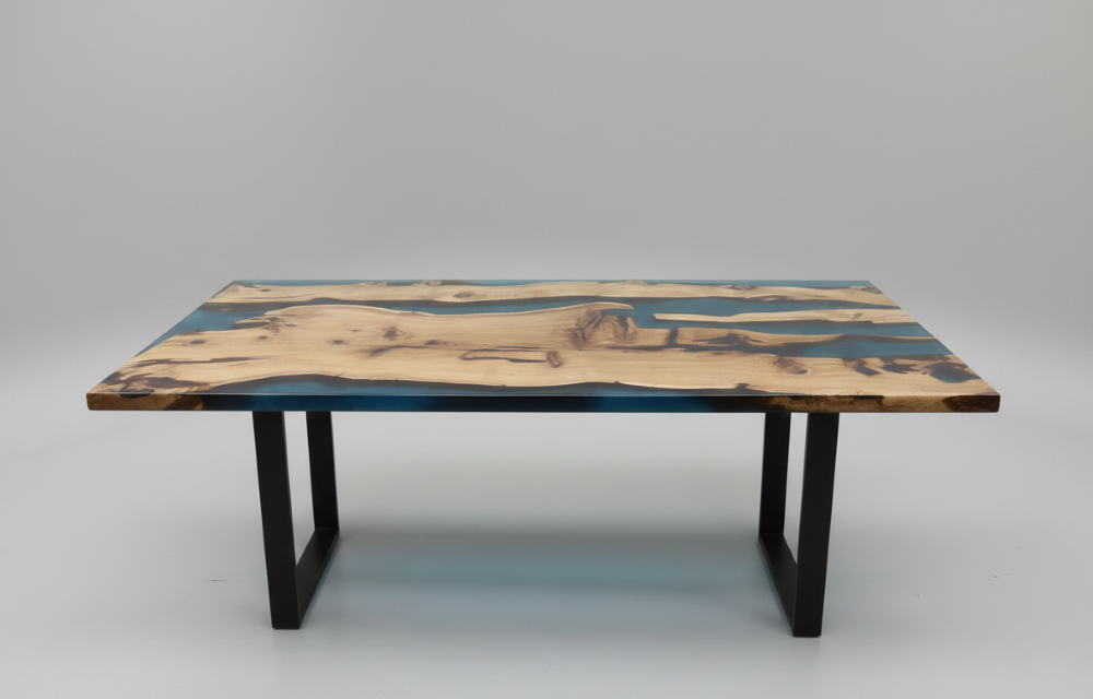 Table à manger en bois et résine époxy bleue bord naturel (Table rivière)