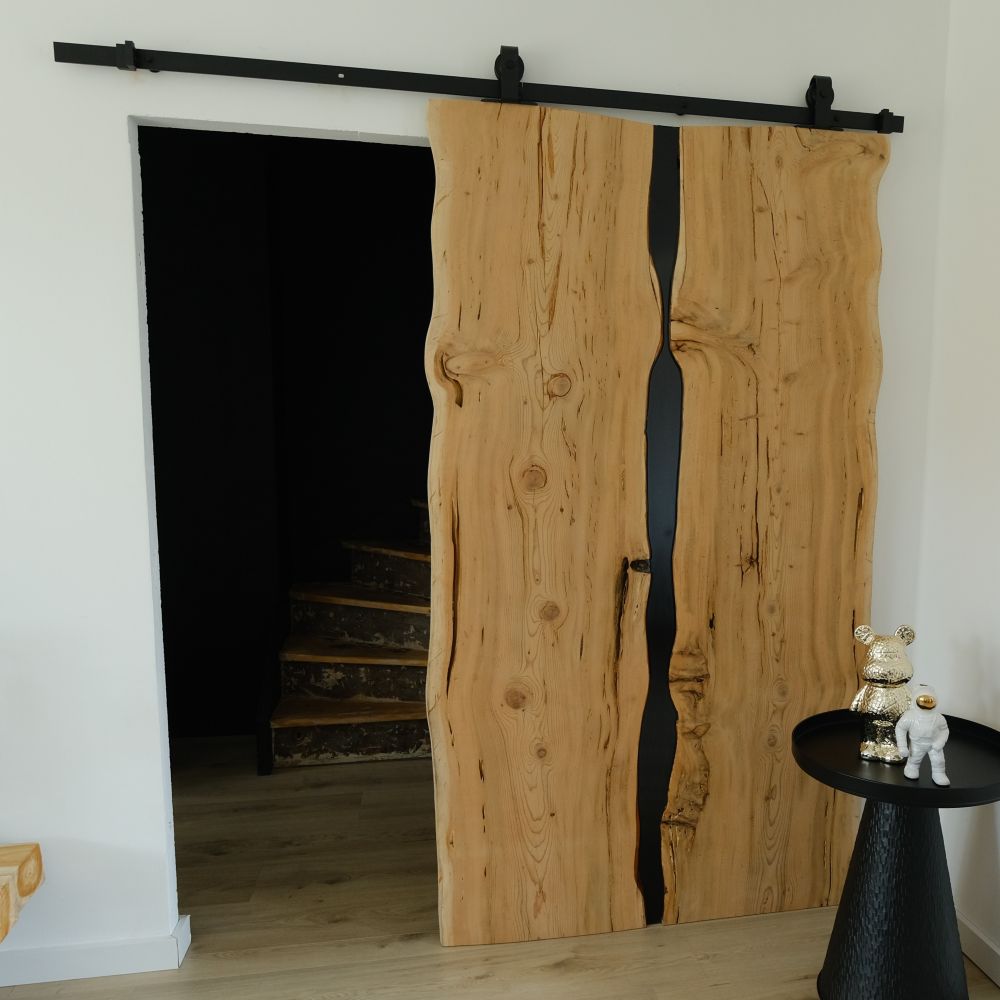 Porte coulissante bord naturel et résine époxy | Porte de style loft en bois
